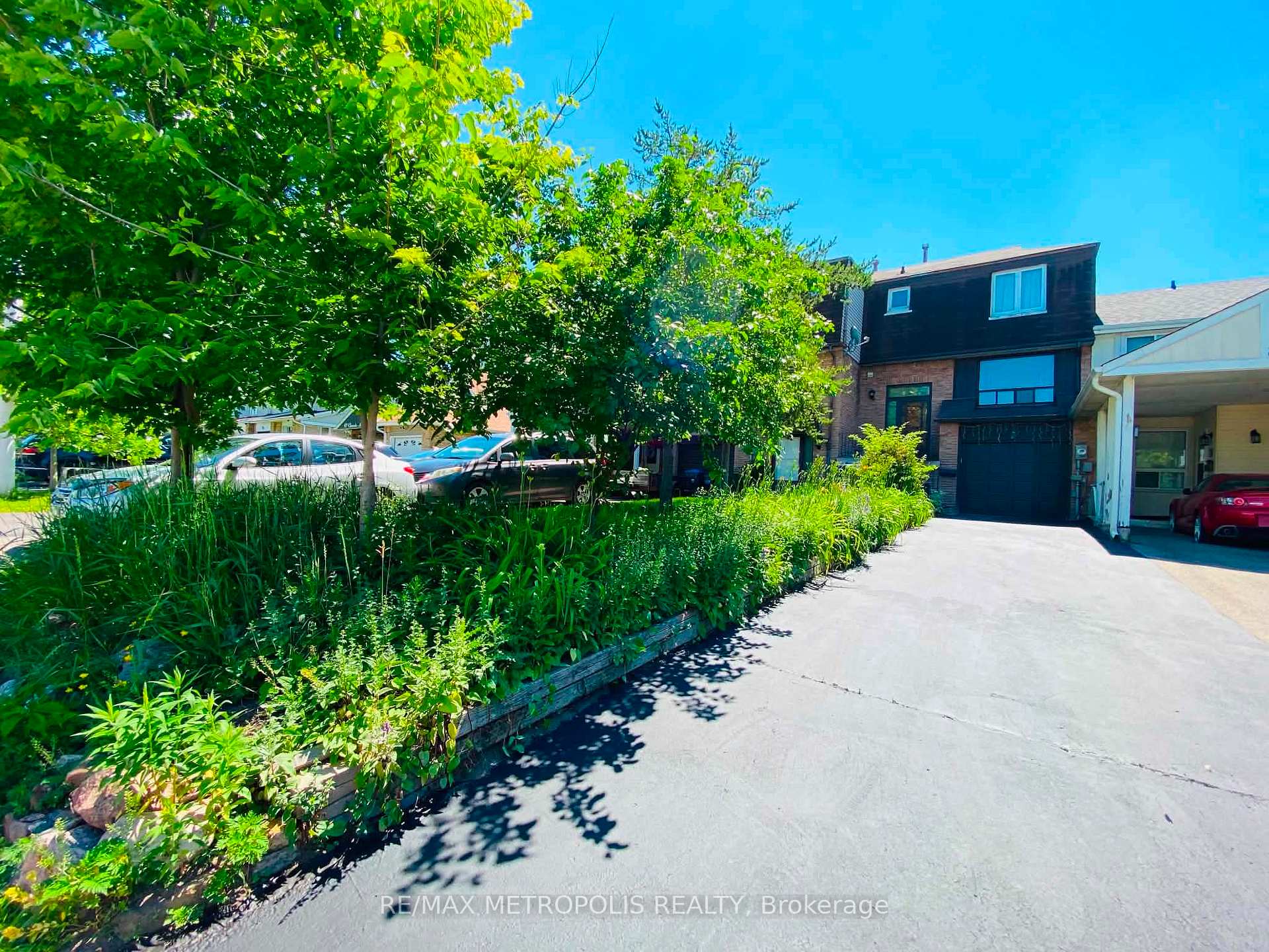 Photo 5 of 85 Elmvale Avenue, Brampton, Heart Lake West — HOMEH
