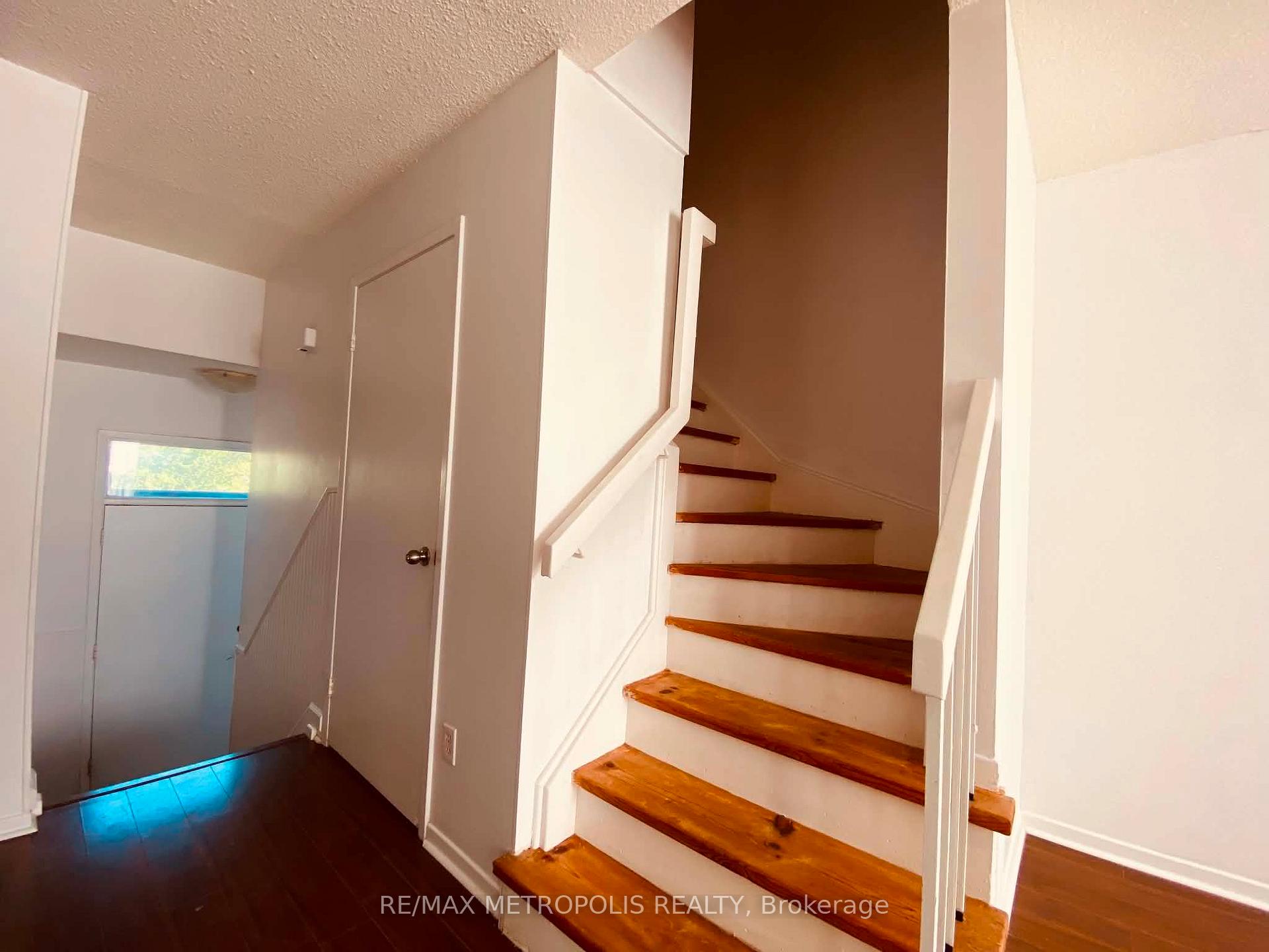 Photo 8 of 85 Elmvale Avenue, Brampton, Heart Lake West — HOMEH
