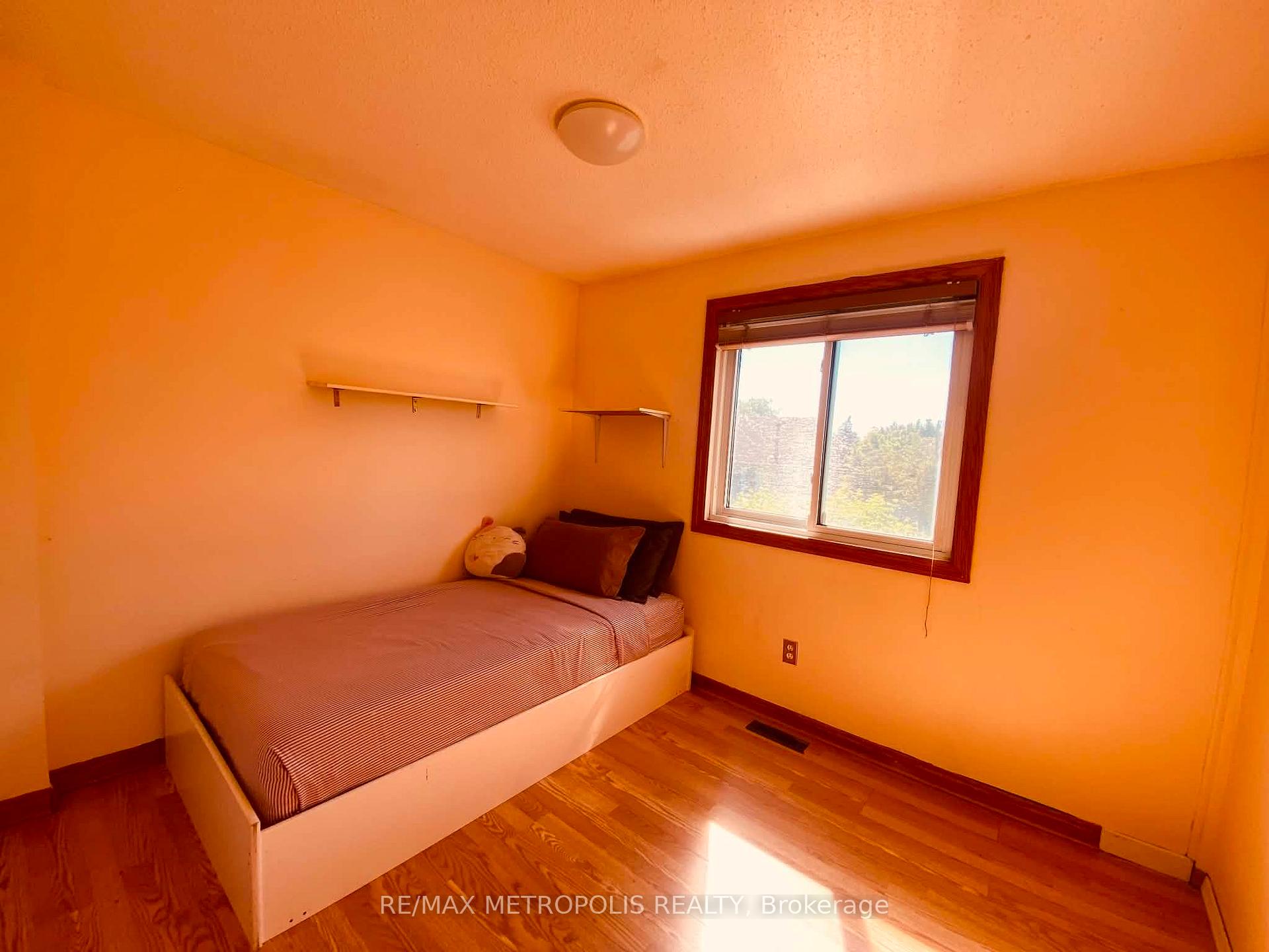 Photo 10 of 85 Elmvale Avenue, Brampton, Heart Lake West — HOMEH