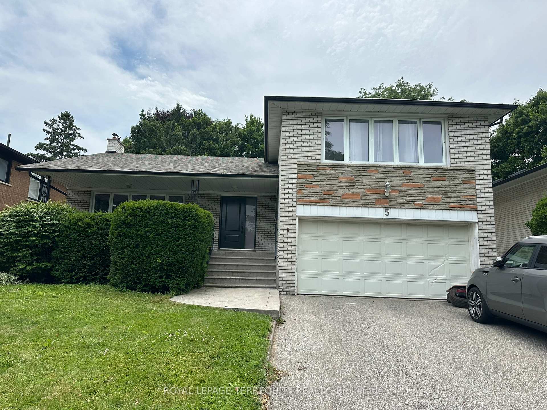 Photo 1 of Unit Main/Upper, 5 Hunting Ridge, Etobicoke, Willowridge-Martingrove-Richview — HOMEH