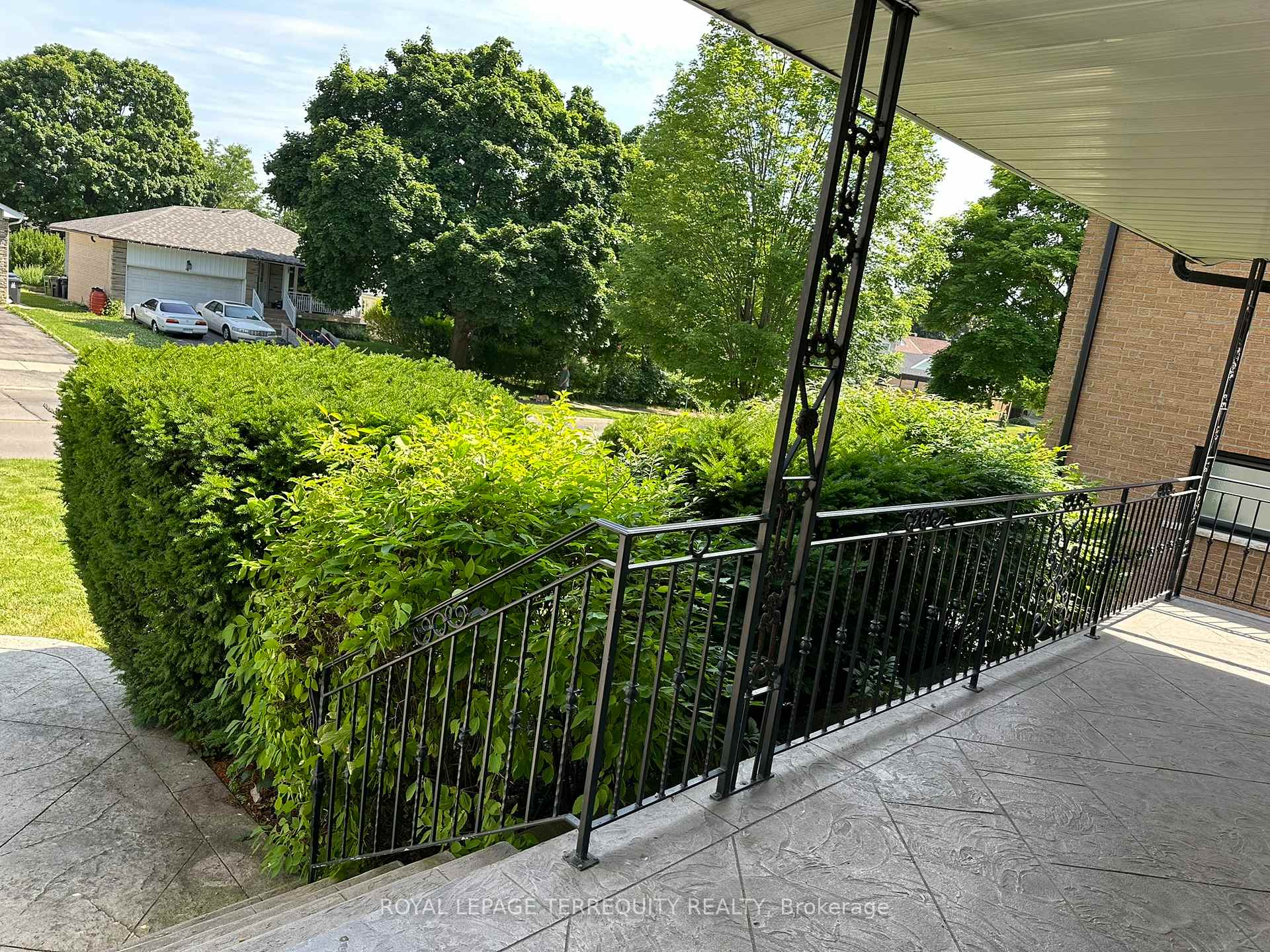 Photo 2 of Unit Main/Upper, 5 Hunting Ridge, Etobicoke, Willowridge-Martingrove-Richview — HOMEH