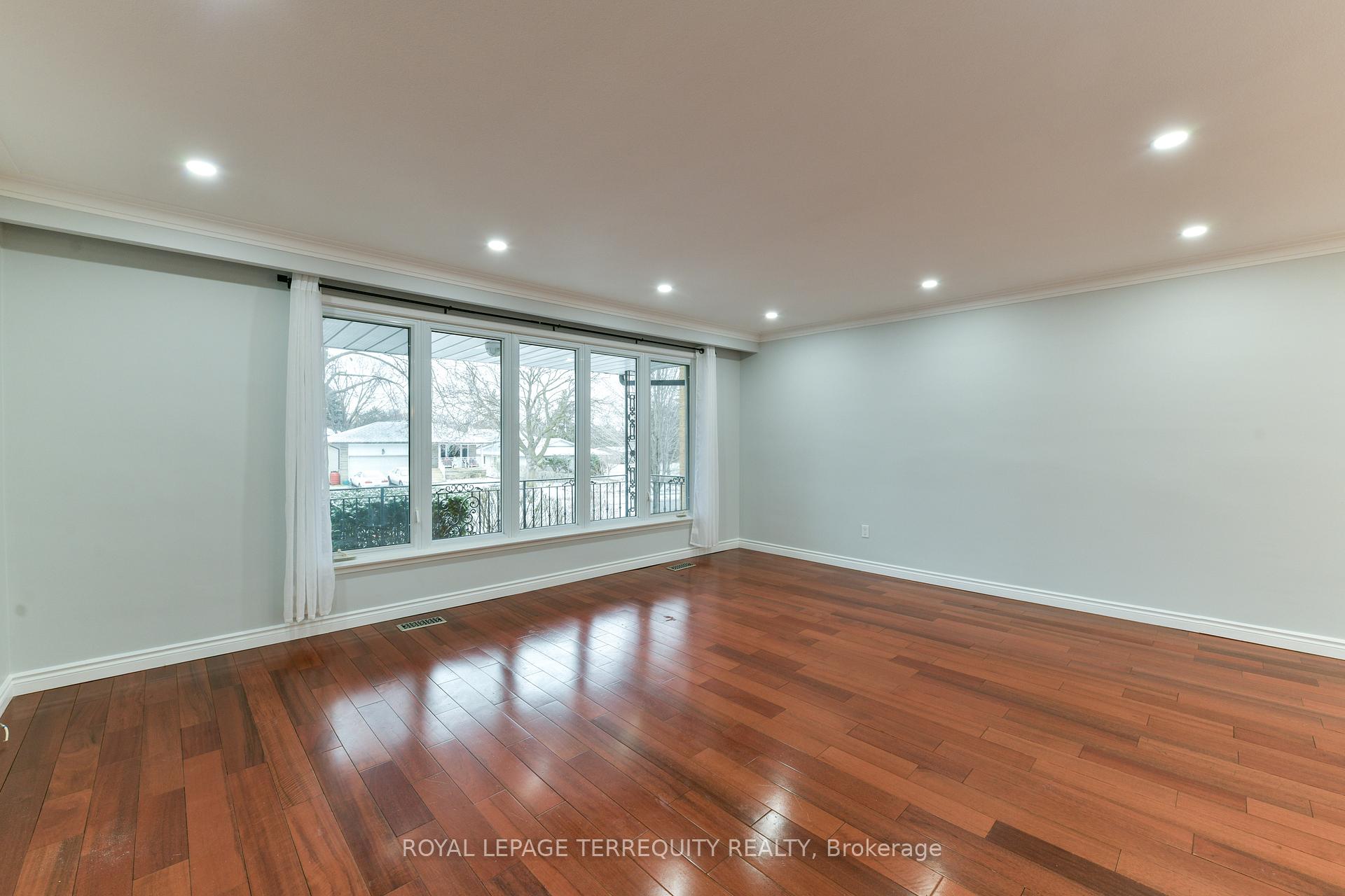 Photo 7 of Unit Main/Upper, 5 Hunting Ridge, Etobicoke, Willowridge-Martingrove-Richview — HOMEH