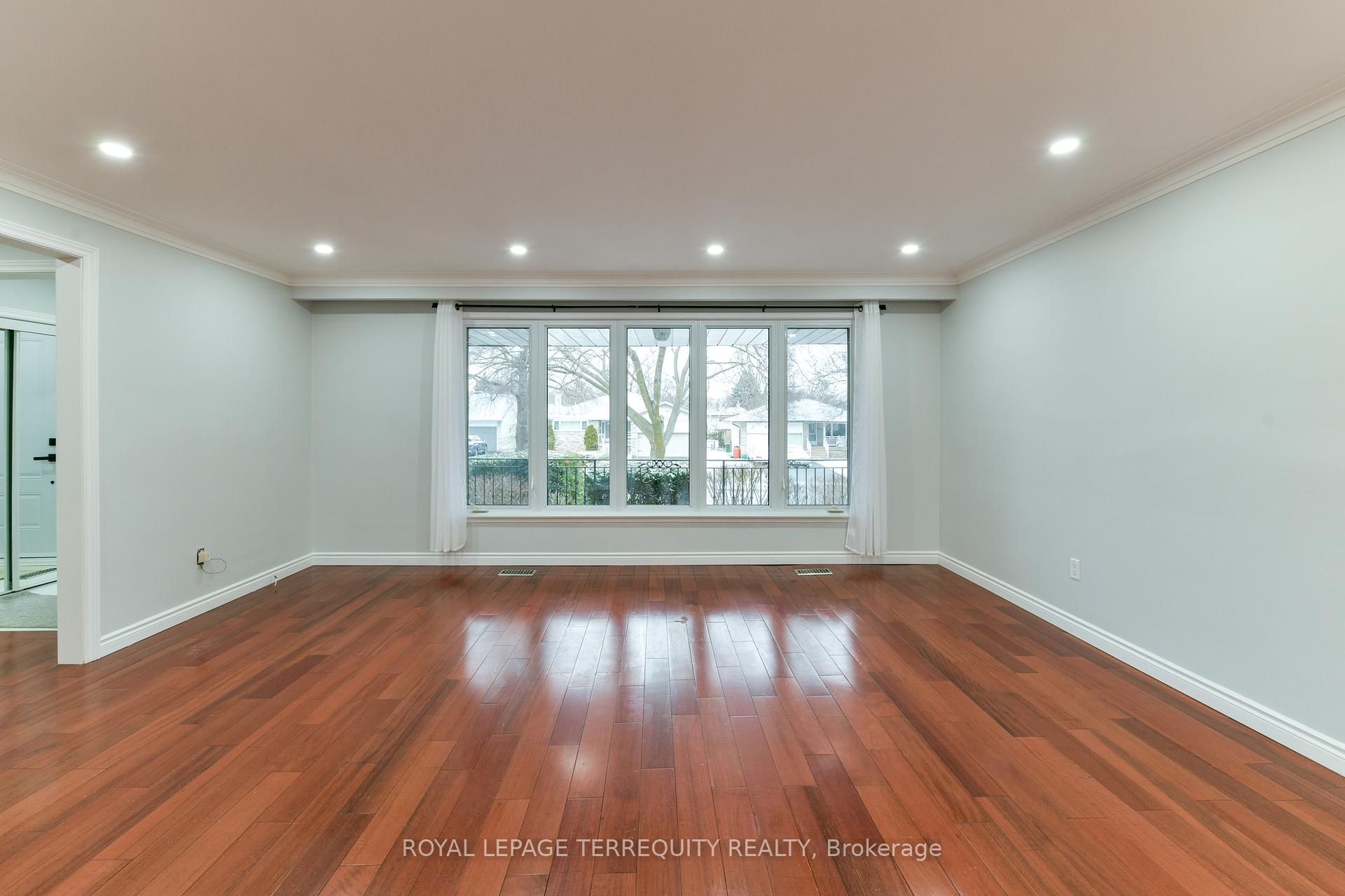Photo 8 of Unit Main/Upper, 5 Hunting Ridge, Etobicoke, Willowridge-Martingrove-Richview — HOMEH
