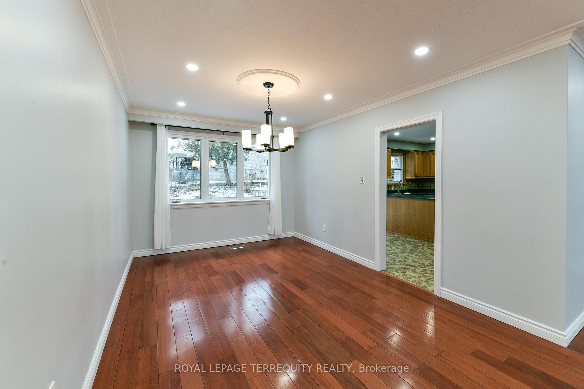 Photo 10 of Unit Main/Upper, 5 Hunting Ridge, Etobicoke, Willowridge-Martingrove-Richview — HOMEH