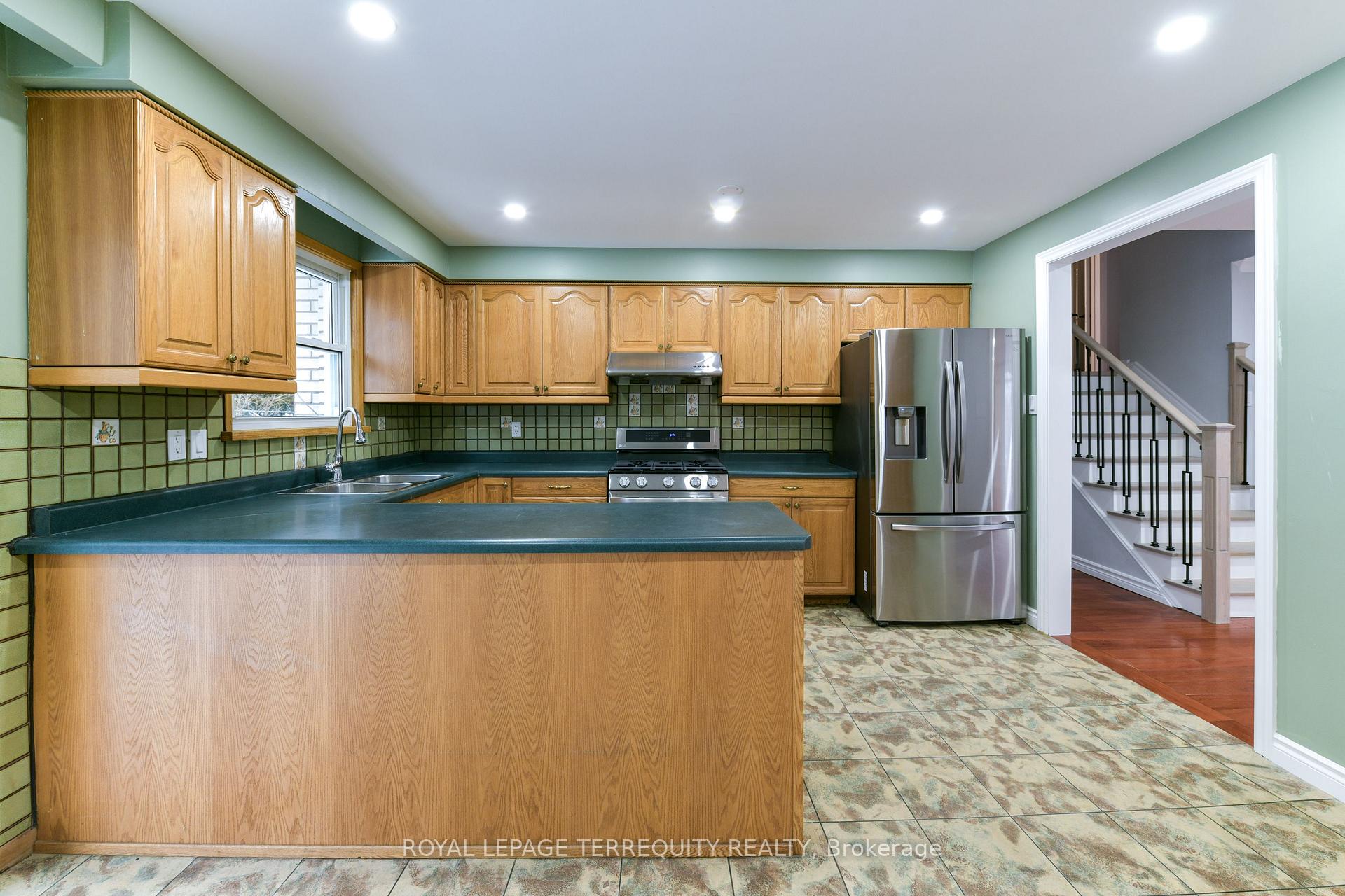 Photo 11 of Unit Main/Upper, 5 Hunting Ridge, Etobicoke, Willowridge-Martingrove-Richview — HOMEH