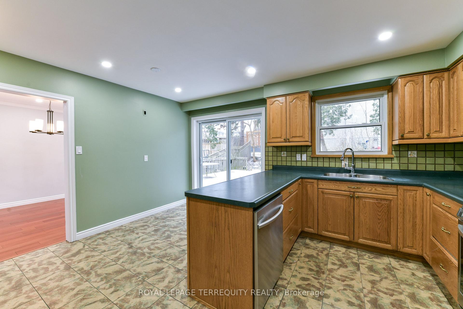 Photo 12 of Unit Main/Upper, 5 Hunting Ridge, Etobicoke, Willowridge-Martingrove-Richview — HOMEH