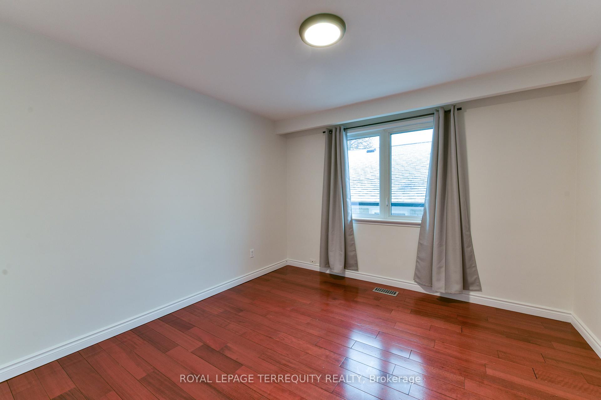 Photo 18 of Unit Main/Upper, 5 Hunting Ridge, Etobicoke, Willowridge-Martingrove-Richview — HOMEH