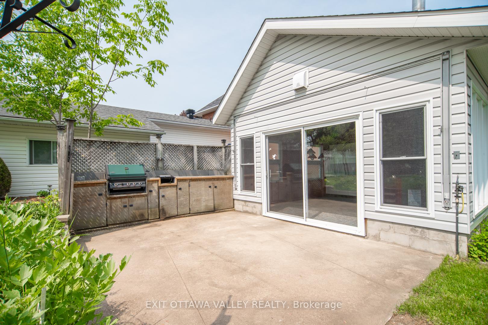 Photo 4 of 415 Trafalgar Road, Pembroke, Pembroke — HOMEH