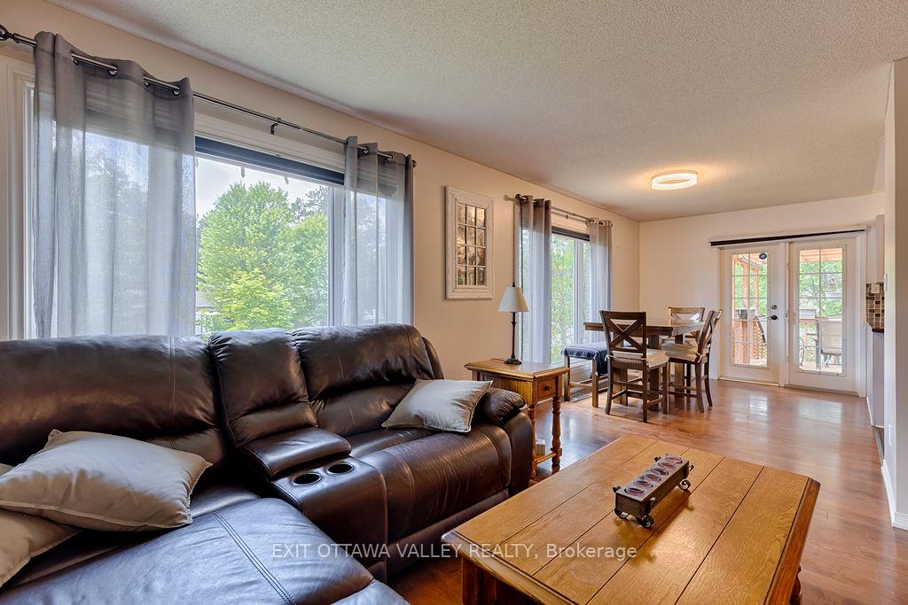 Photo 10 of 314 Carla Street, Petawawa, Petawawa — HOMEH