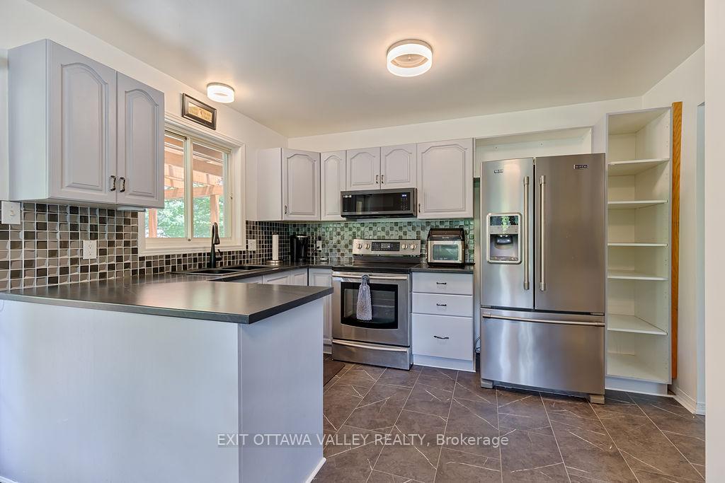 Photo 13 of 314 Carla Street, Petawawa, Petawawa — HOMEH