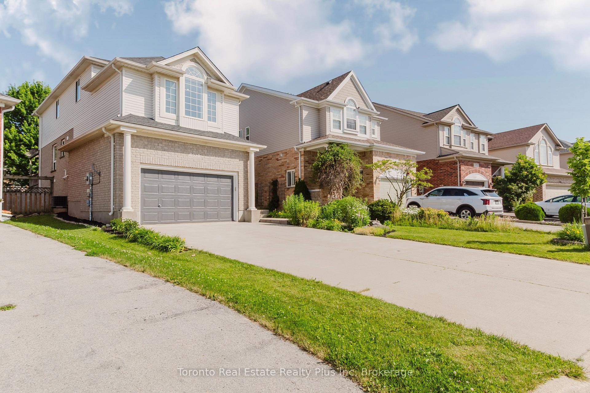 Photo 2 of 597 Little Dover Crescent E, Waterloo, Colonial Acres — HOMEH