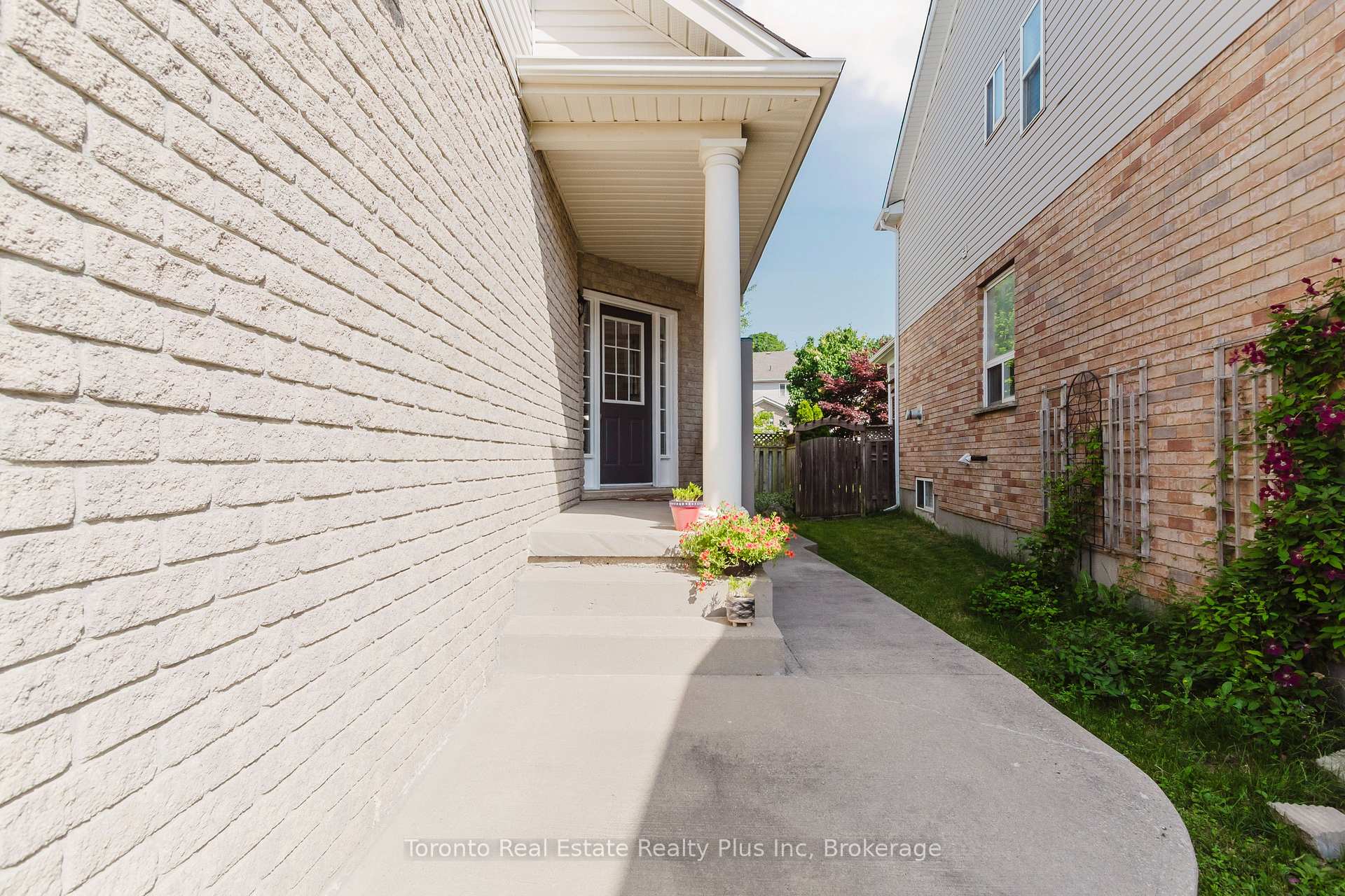 Photo 4 of 597 Little Dover Crescent E, Waterloo, Colonial Acres — HOMEH