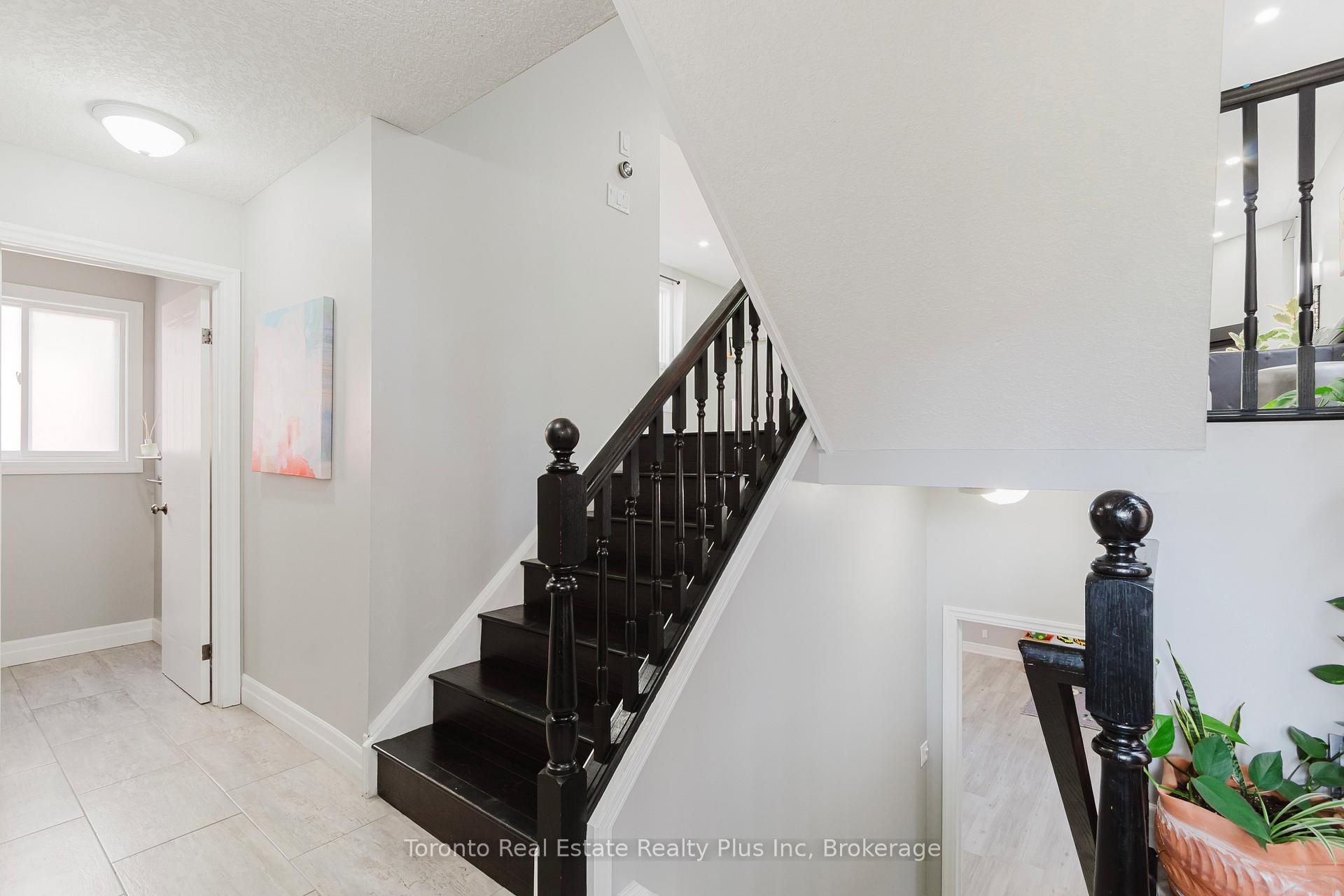 Photo 6 of 597 Little Dover Crescent E, Waterloo, Colonial Acres — HOMEH