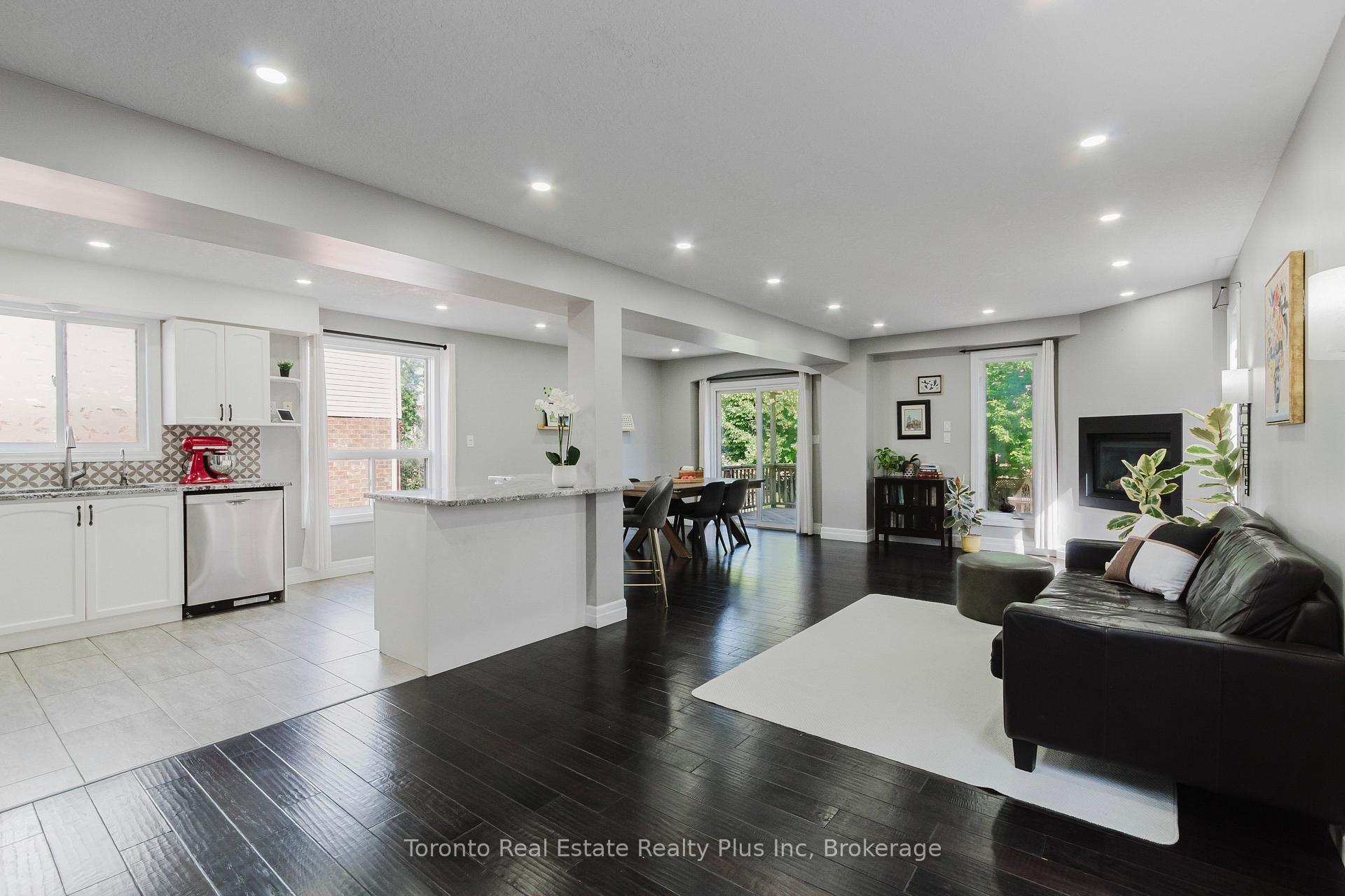 Photo 7 of 597 Little Dover Crescent E, Waterloo, Colonial Acres — HOMEH