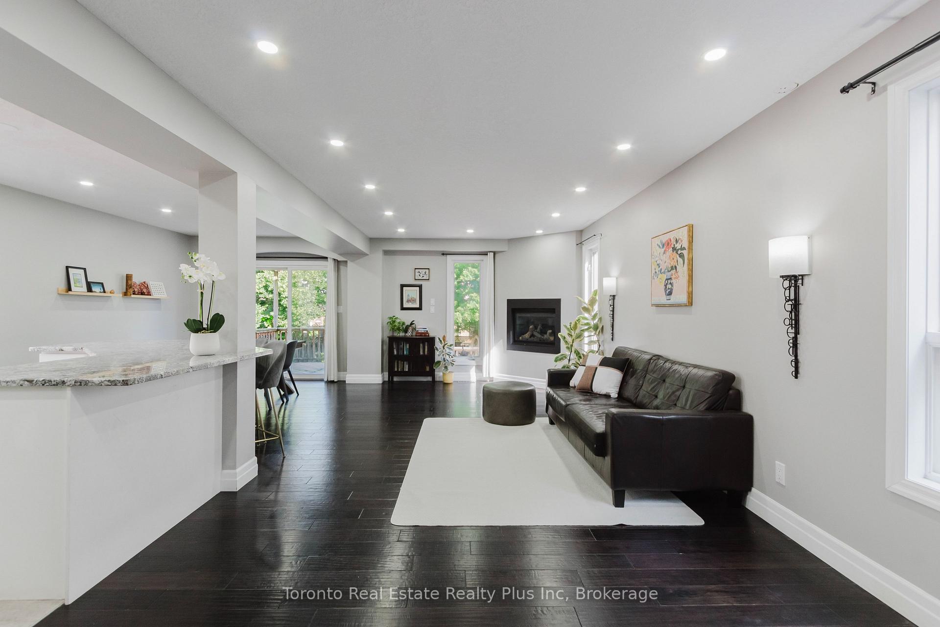 Photo 8 of 597 Little Dover Crescent E, Waterloo, Colonial Acres — HOMEH