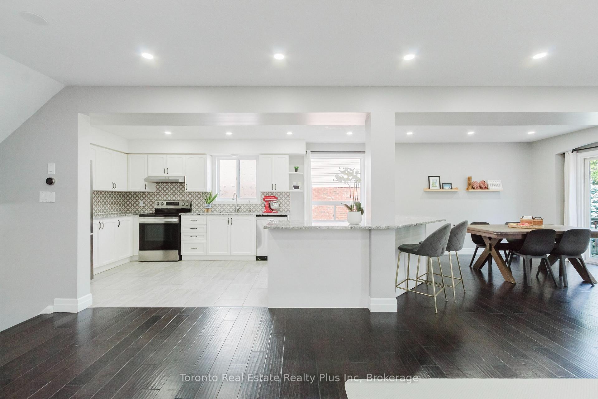 Photo 9 of 597 Little Dover Crescent E, Waterloo, Colonial Acres — HOMEH