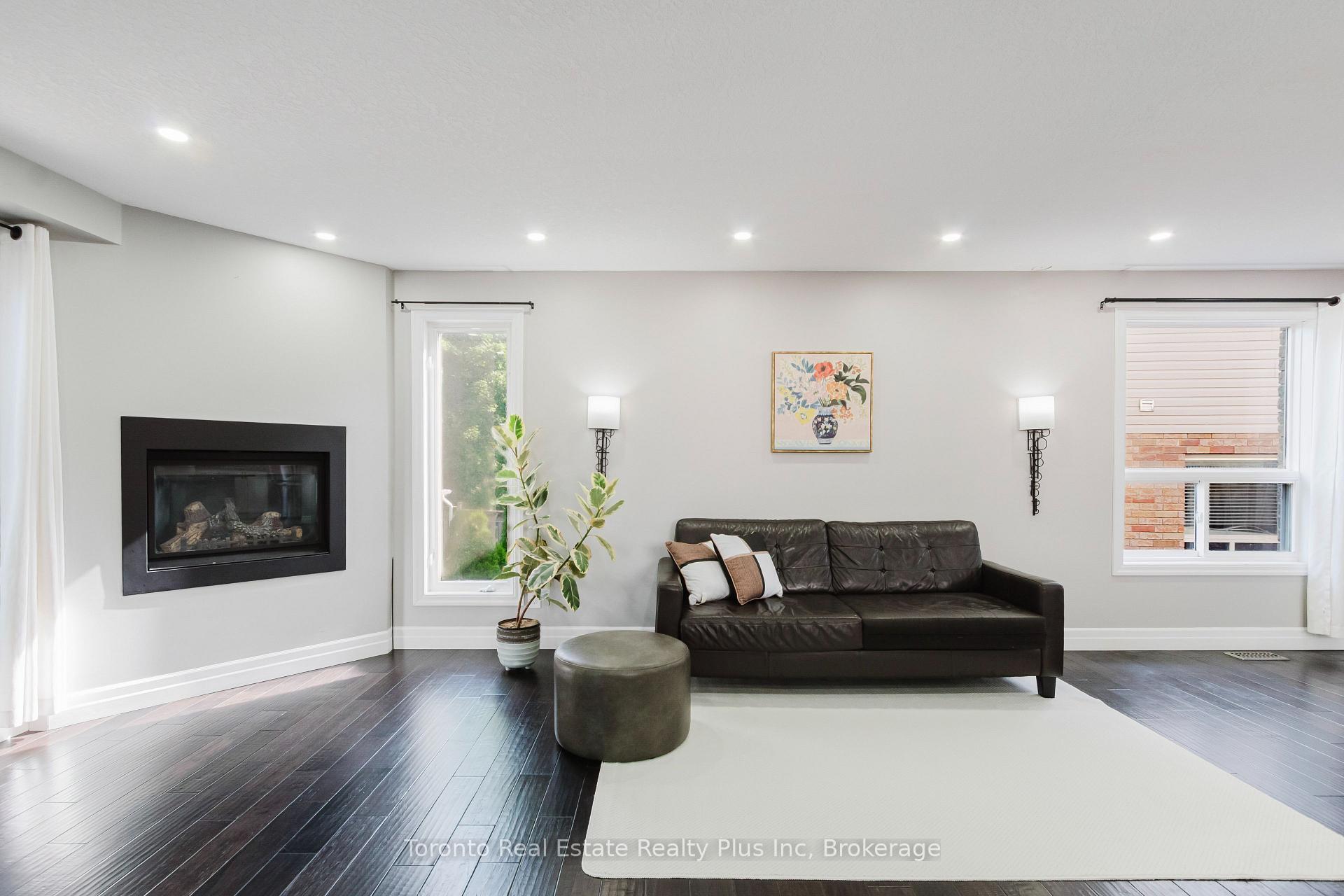Photo 12 of 597 Little Dover Crescent E, Waterloo, Colonial Acres — HOMEH