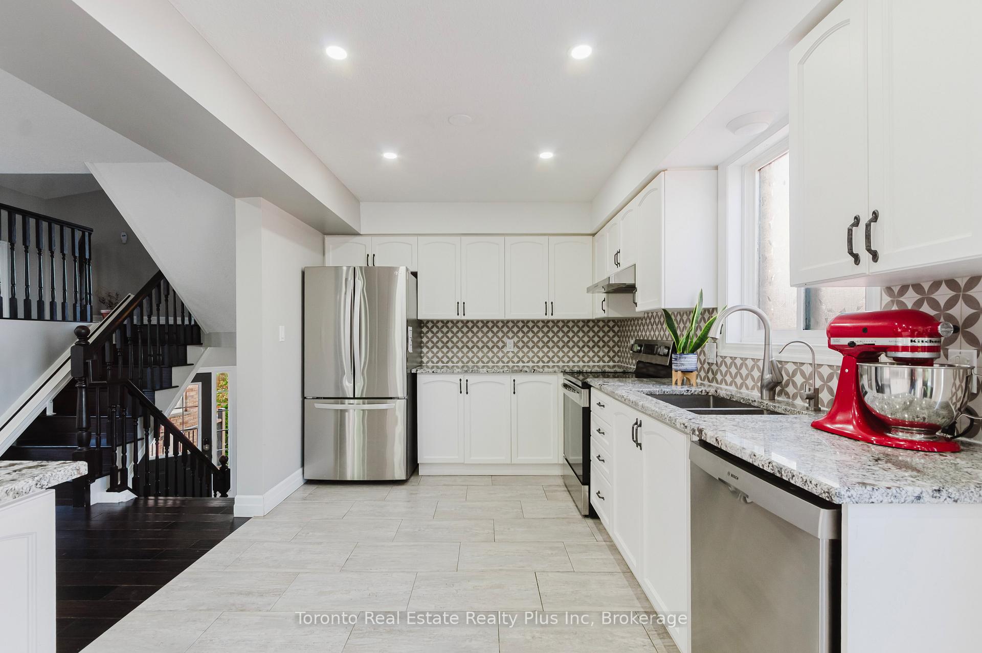 Photo 16 of 597 Little Dover Crescent E, Waterloo, Colonial Acres — HOMEH