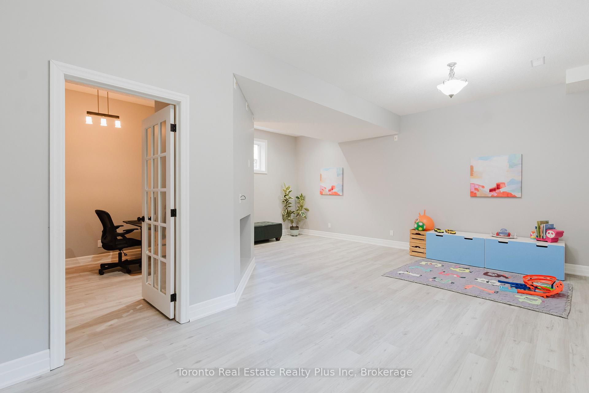 Photo 31 of 597 Little Dover Crescent E, Waterloo, Colonial Acres — HOMEH
