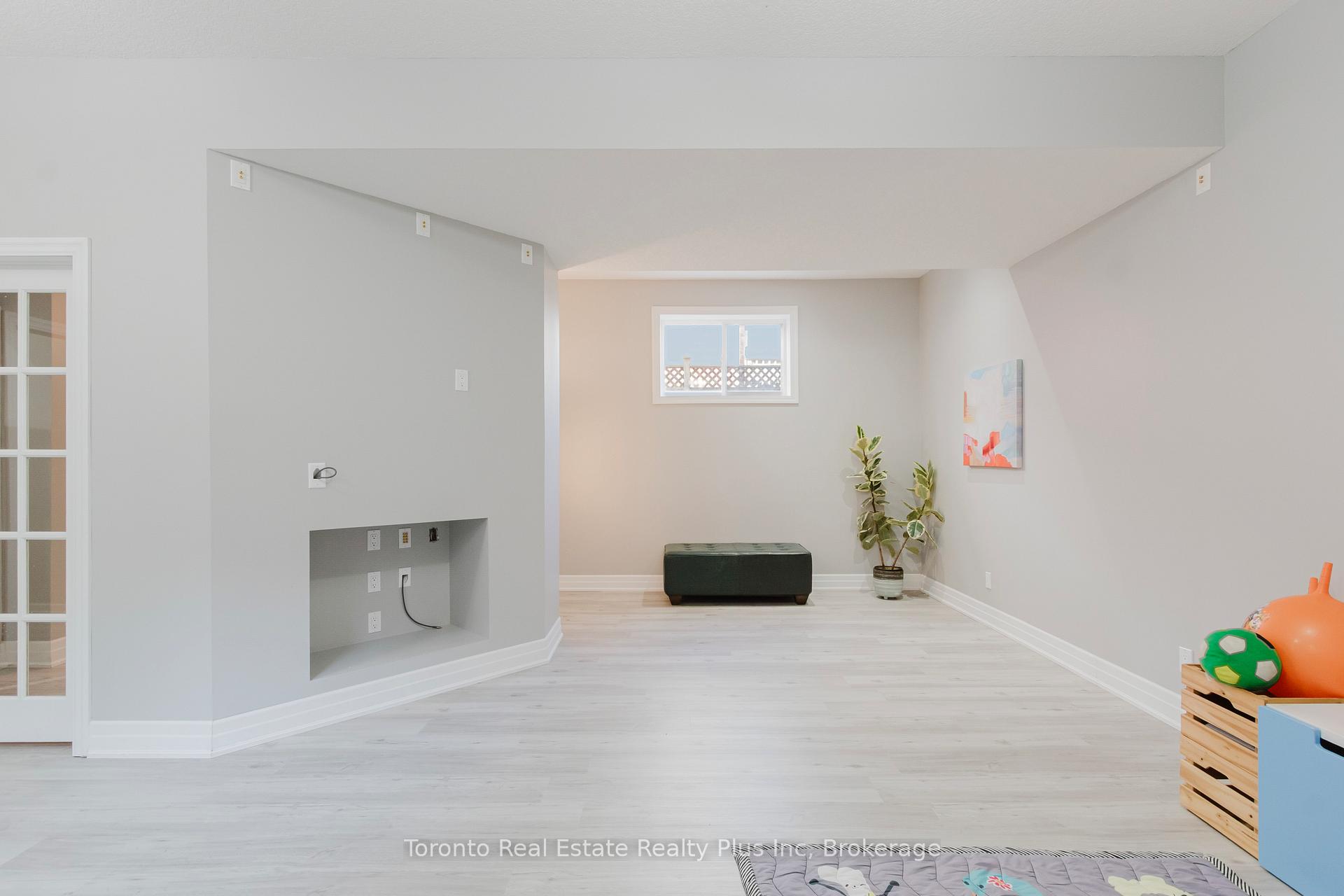 Photo 32 of 597 Little Dover Crescent E, Waterloo, Colonial Acres — HOMEH
