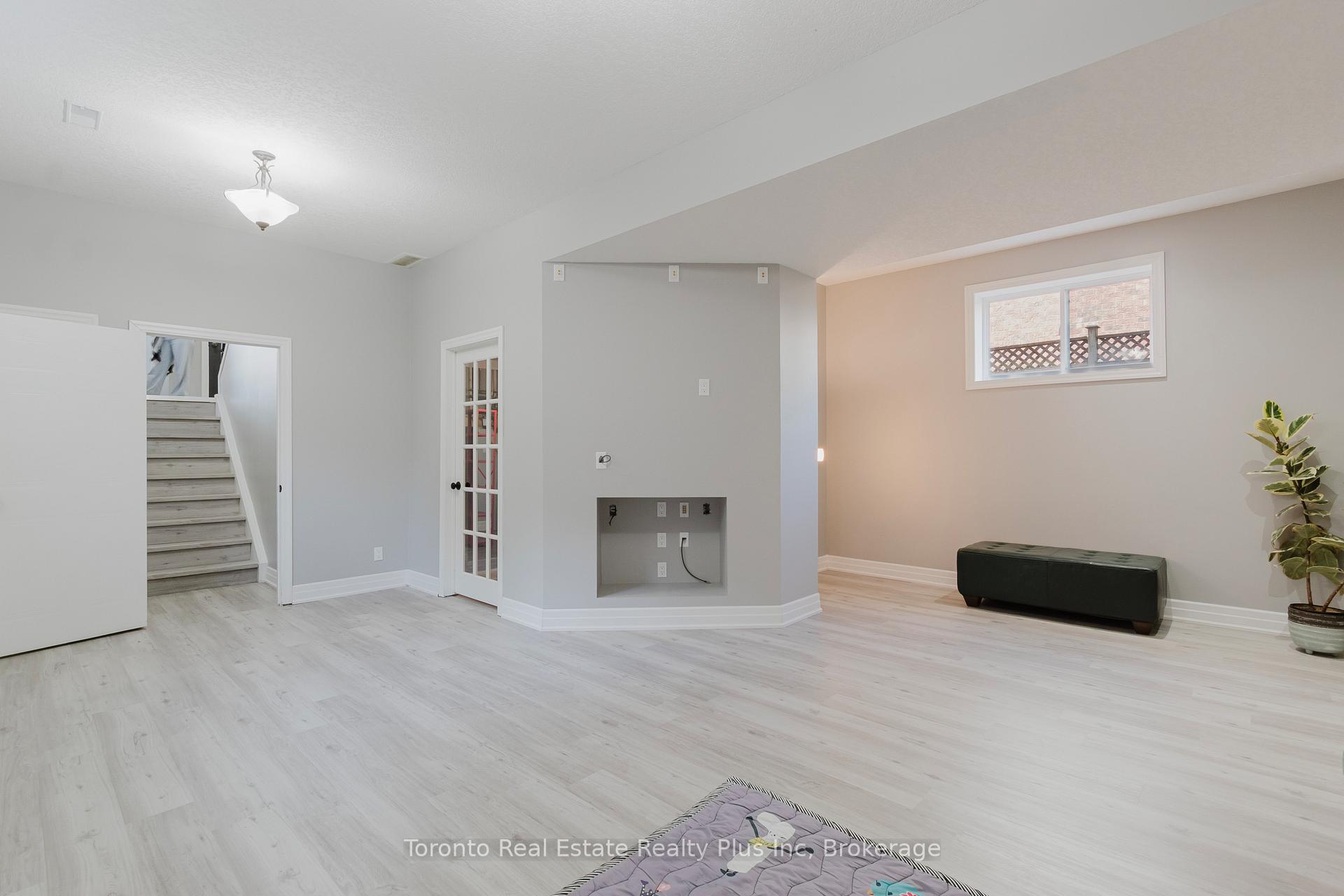 Photo 33 of 597 Little Dover Crescent E, Waterloo, Colonial Acres — HOMEH