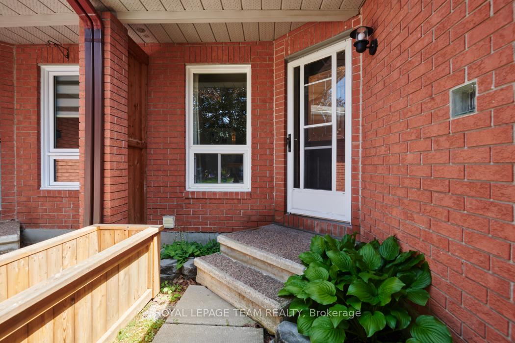 Photo 2 of 1443 Caravel Crescent, Ottawa, Bilberry Creek/Queenswood Heights — HOMEH