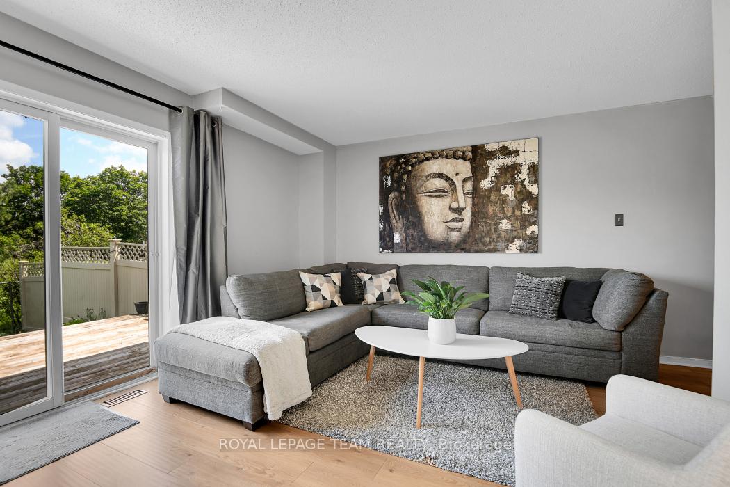 Photo 4 of 1443 Caravel Crescent, Ottawa, Bilberry Creek/Queenswood Heights — HOMEH