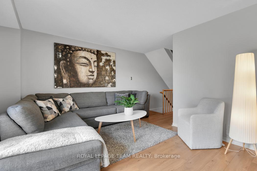 Photo 5 of 1443 Caravel Crescent, Ottawa, Bilberry Creek/Queenswood Heights — HOMEH