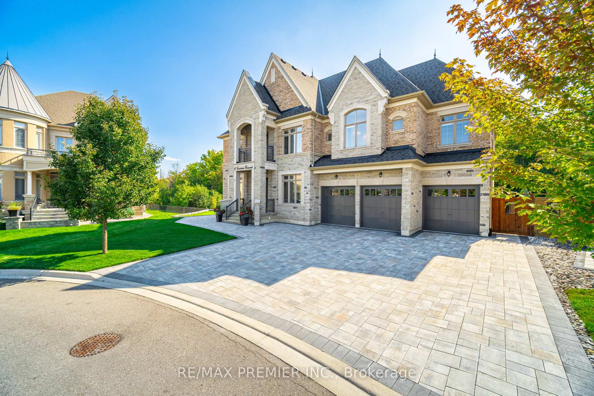 Photo 4 of 18 Erintown Crescent, Brampton, Toronto Gore Rural Estate — HOMEH