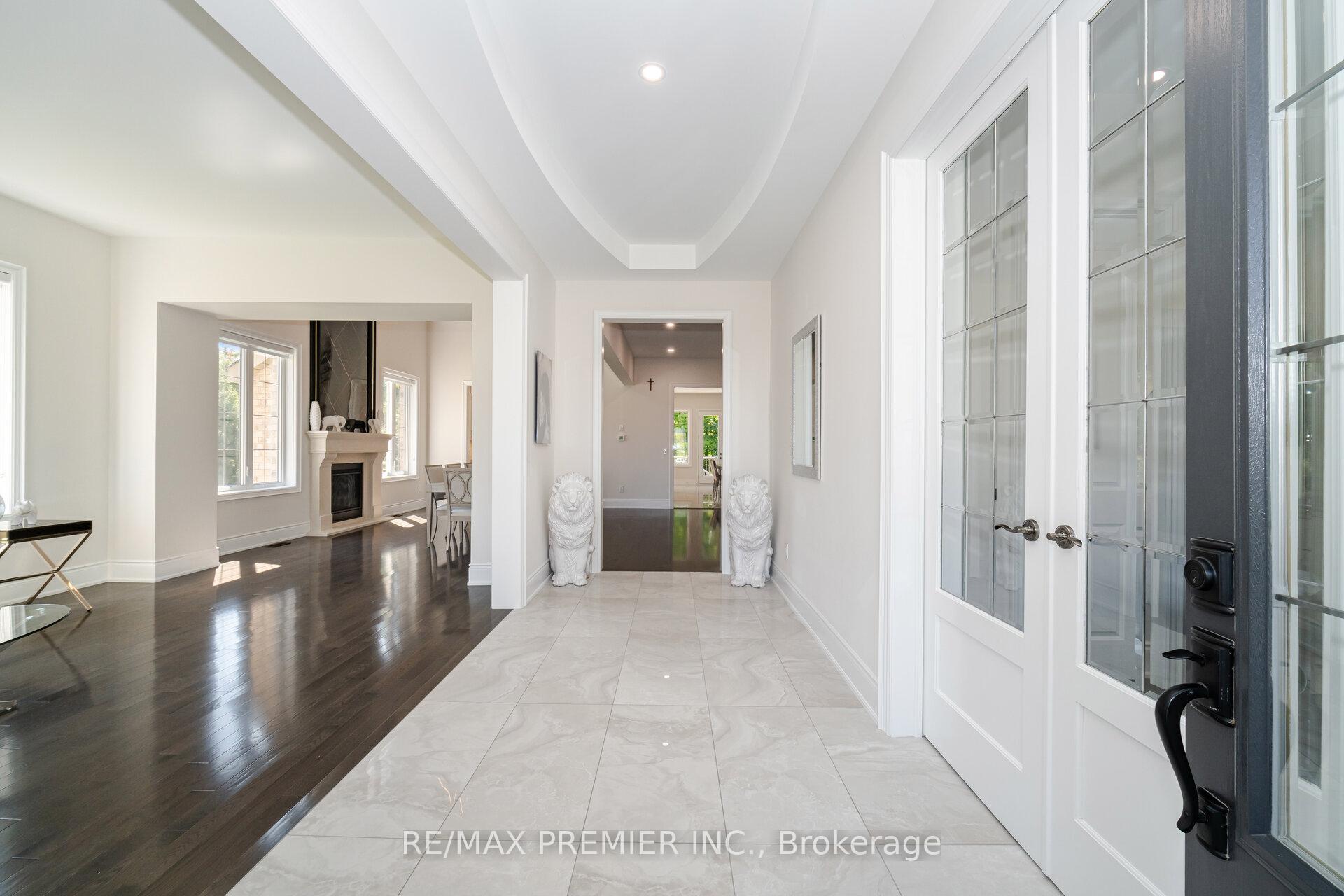 Photo 5 of 18 Erintown Crescent, Brampton, Toronto Gore Rural Estate — HOMEH