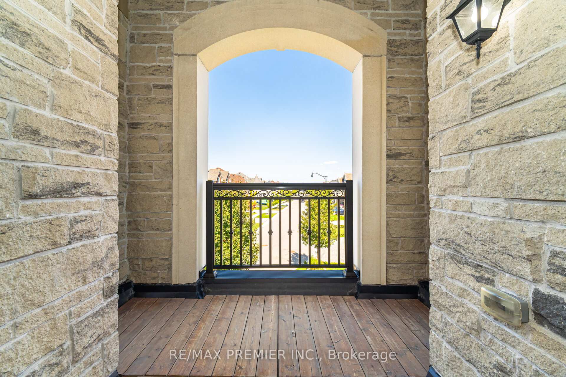 Photo 35 of 18 Erintown Crescent, Brampton, Toronto Gore Rural Estate — HOMEH