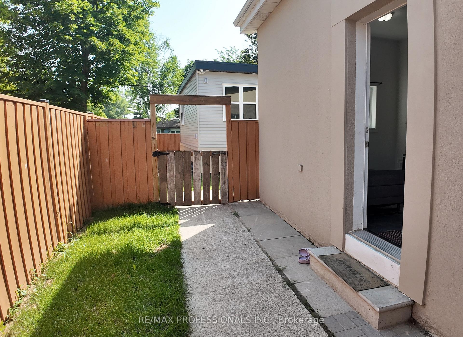 Photo 2 of Unit B, 5 Farmbrook Road, Scarborough, Woburn — HOMEH