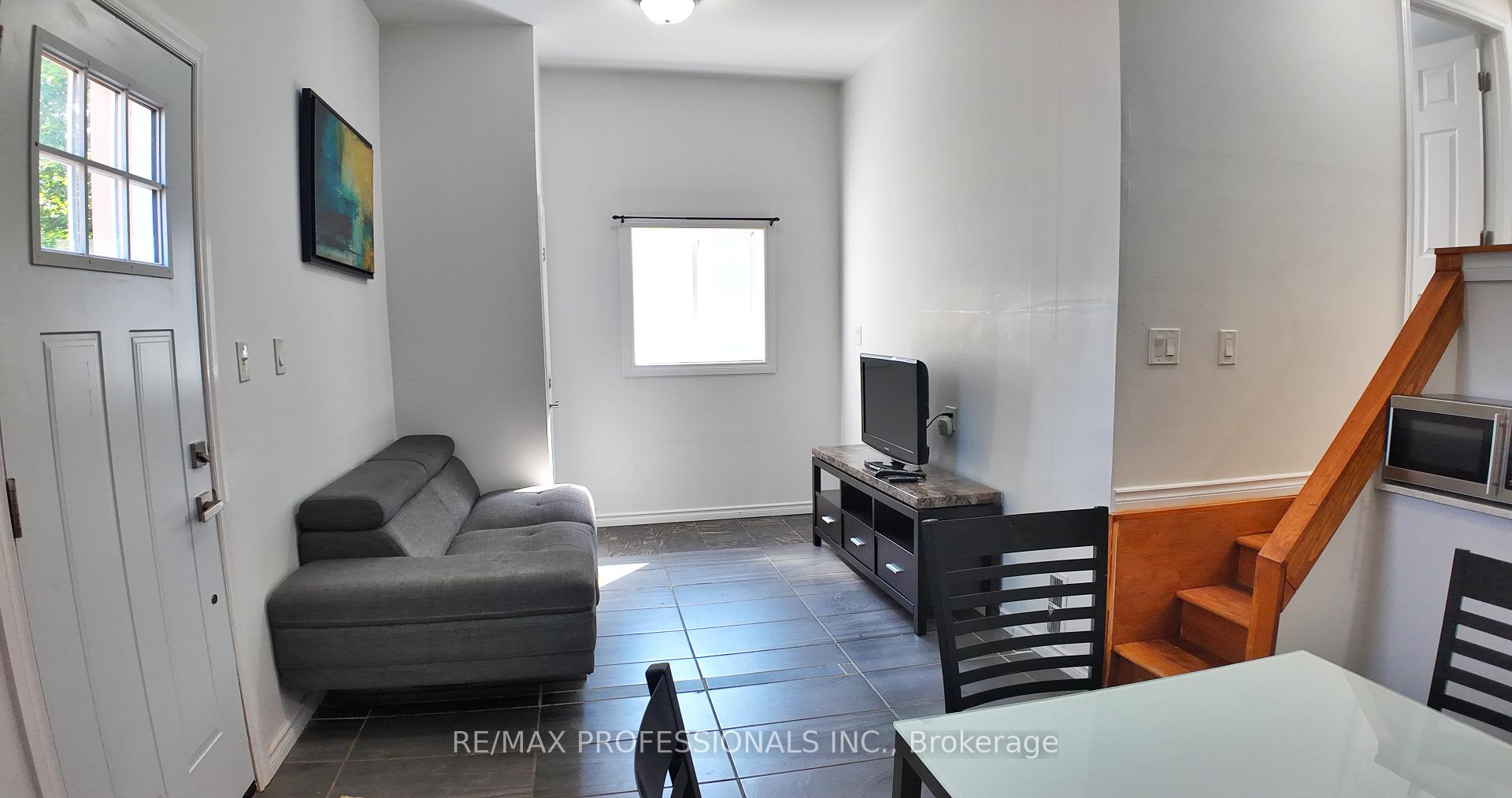 Photo 3 of Unit B, 5 Farmbrook Road, Scarborough, Woburn — HOMEH