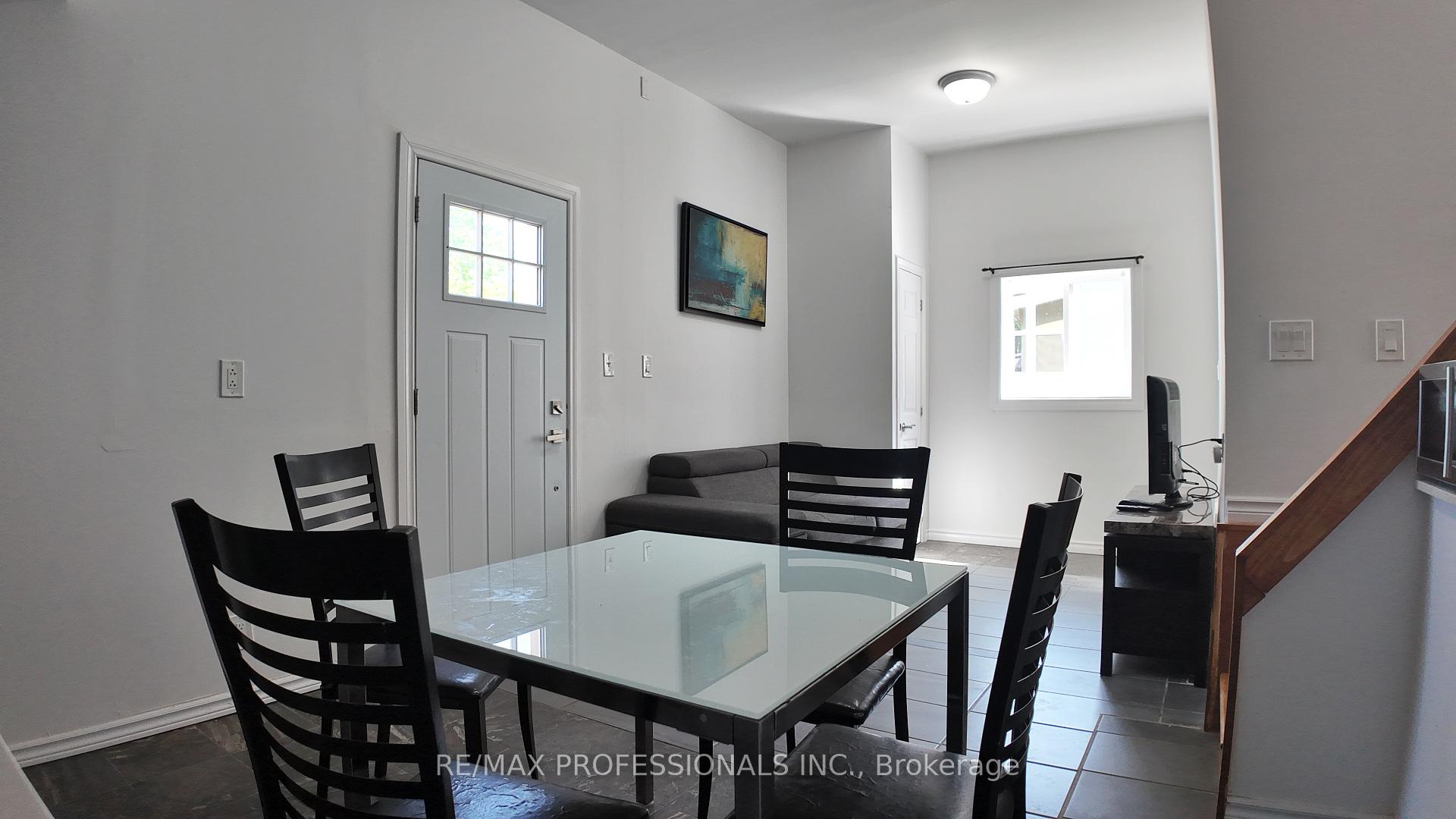 Photo 6 of Unit B, 5 Farmbrook Road, Scarborough, Woburn — HOMEH