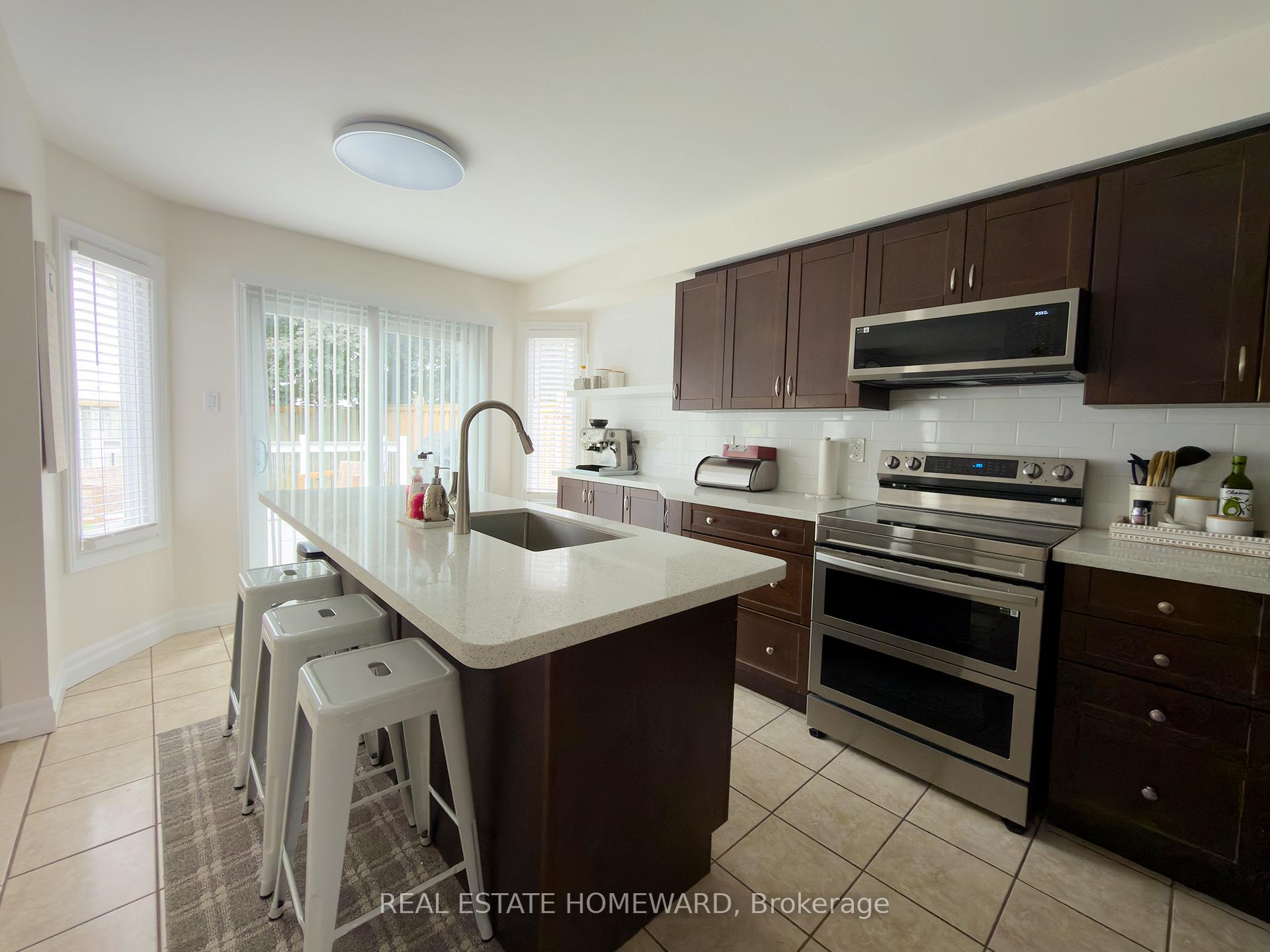 Photo 3 of 867 White Ash Drive, Whitby, Williamsburg — HOMEH