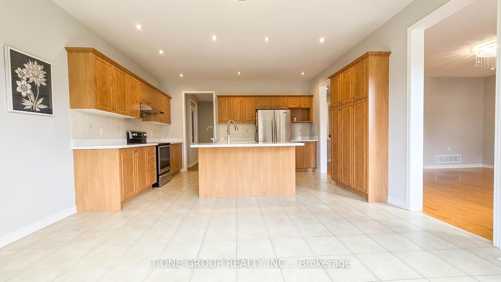 Photo 2 of 106 Castleglen Boulevard, Markham, Berczy — HOMEH