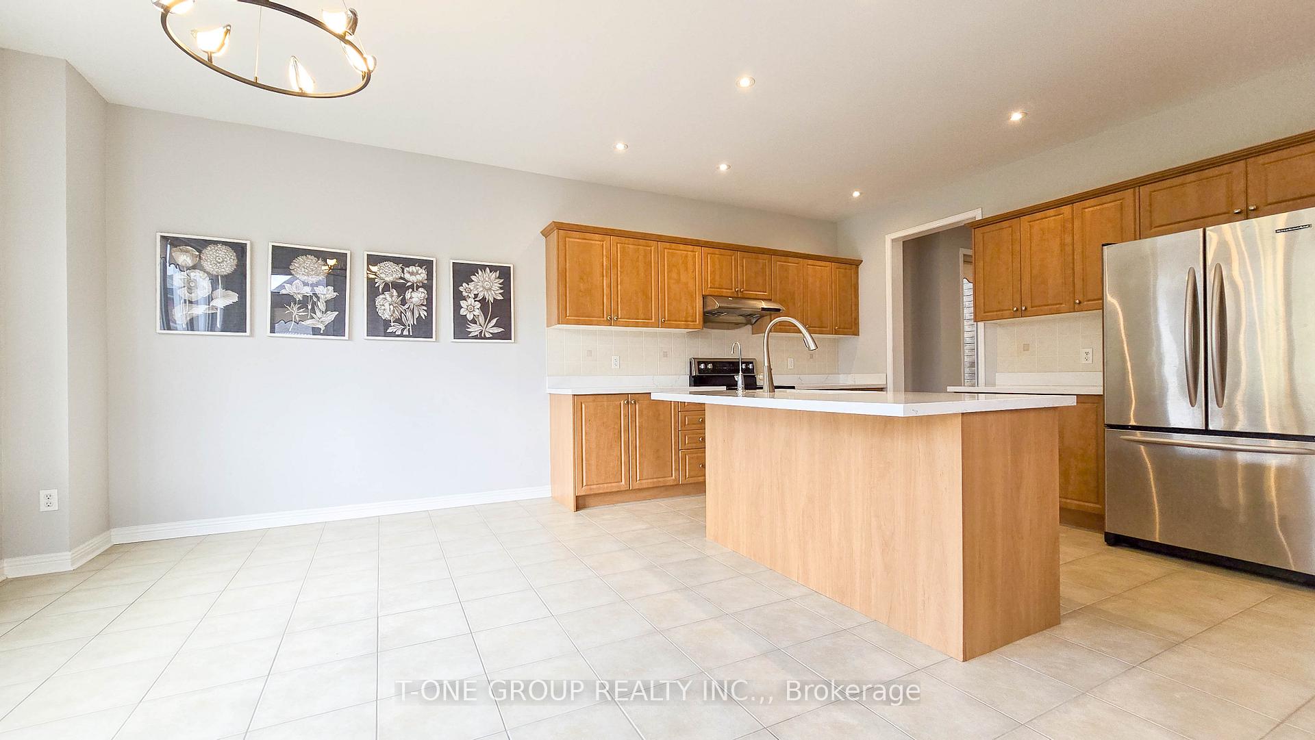 Photo 3 of 106 Castleglen Boulevard, Markham, Berczy — HOMEH
