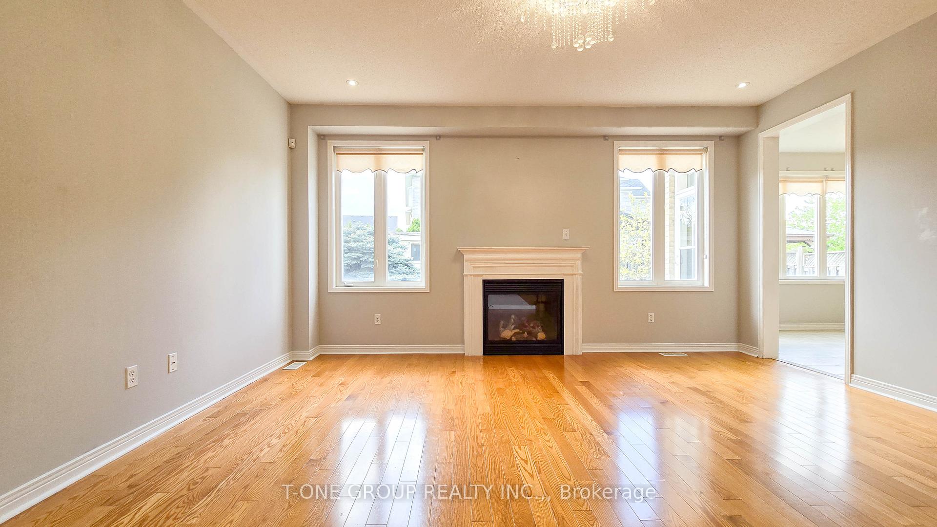 Photo 4 of 106 Castleglen Boulevard, Markham, Berczy — HOMEH