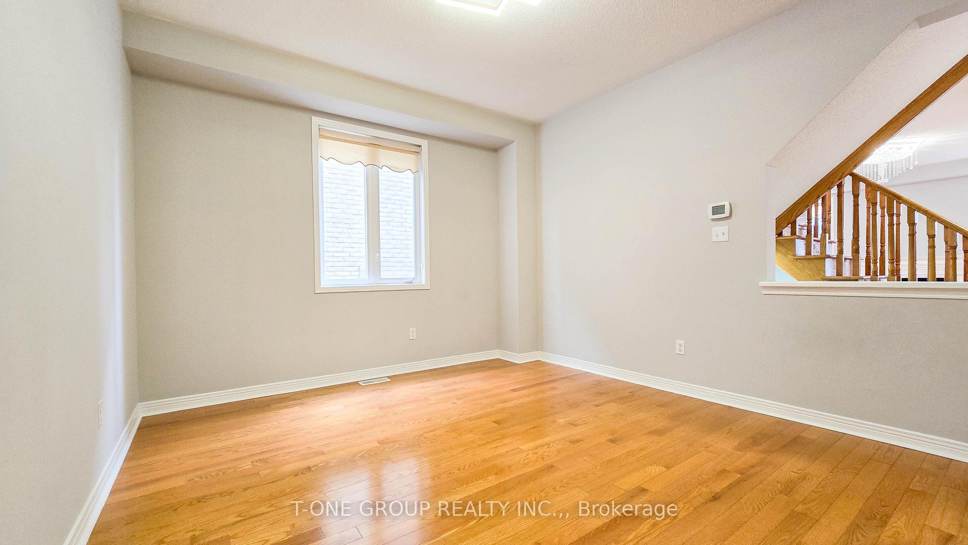 Photo 5 of 106 Castleglen Boulevard, Markham, Berczy — HOMEH
