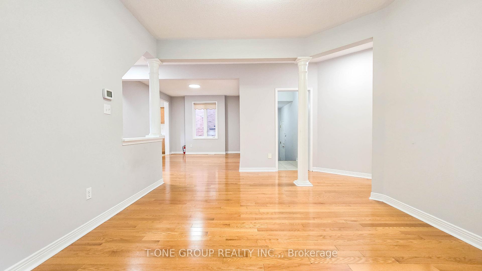 Photo 6 of 106 Castleglen Boulevard, Markham, Berczy — HOMEH