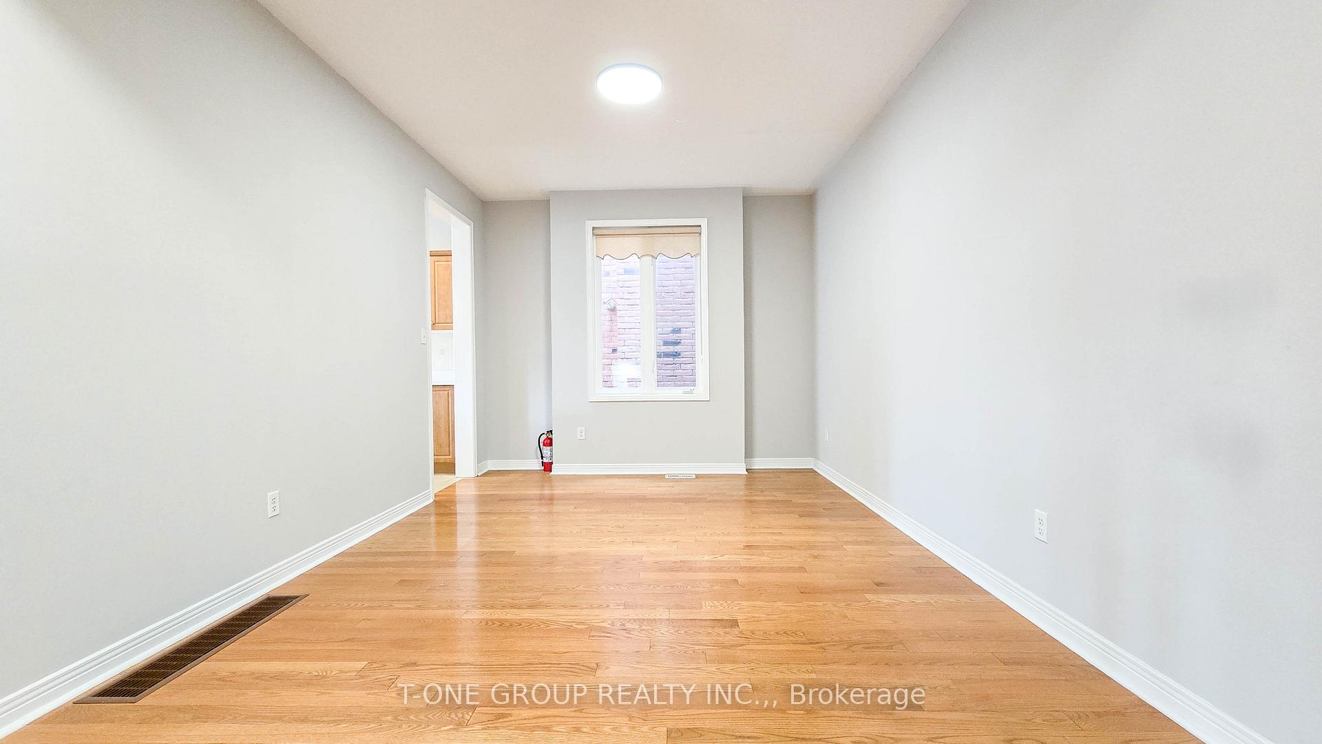 Photo 7 of 106 Castleglen Boulevard, Markham, Berczy — HOMEH