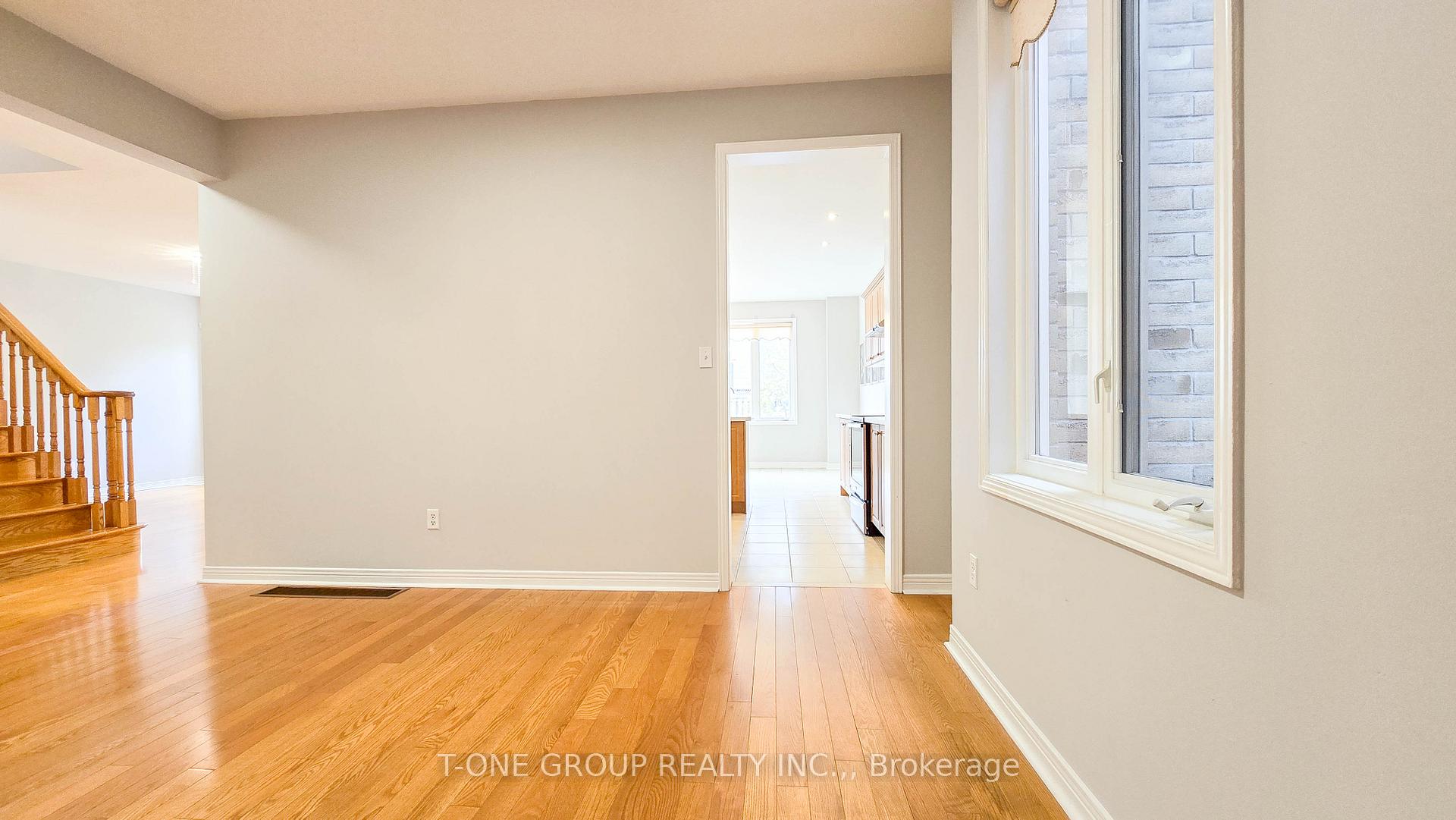 Photo 8 of 106 Castleglen Boulevard, Markham, Berczy — HOMEH