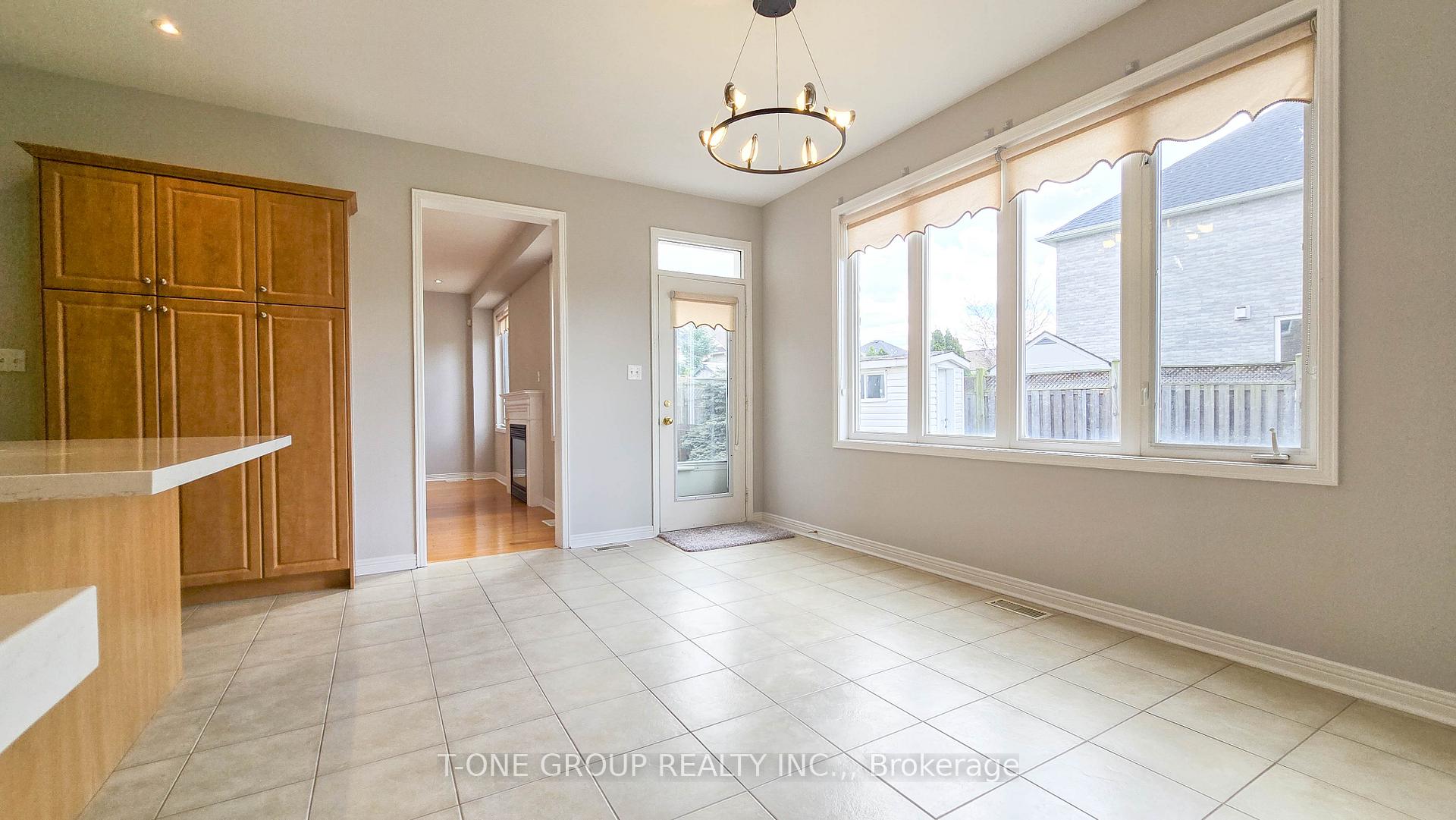 Photo 9 of 106 Castleglen Boulevard, Markham, Berczy — HOMEH