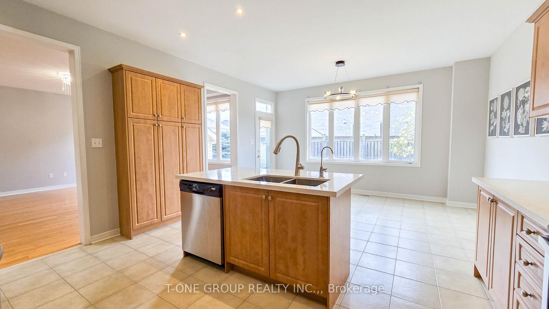 Photo 11 of 106 Castleglen Boulevard, Markham, Berczy — HOMEH