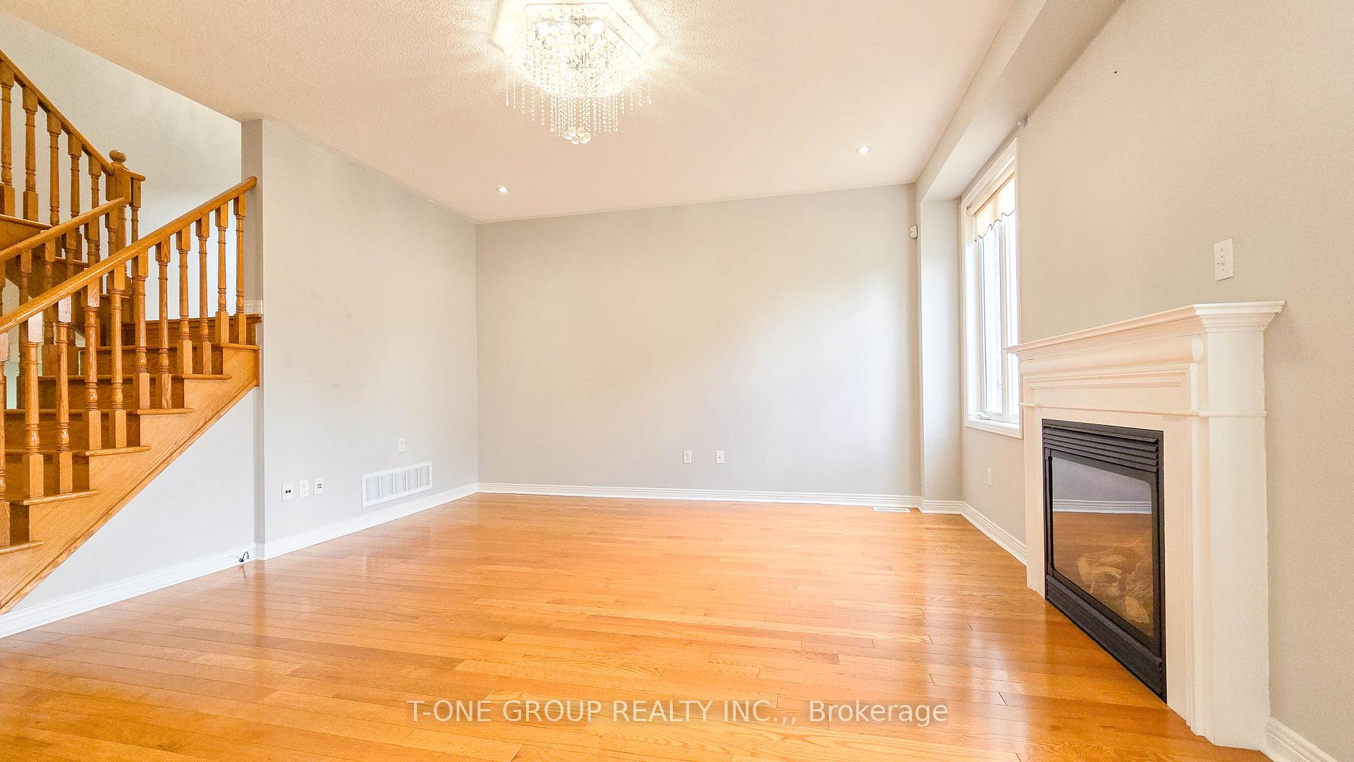 Photo 12 of 106 Castleglen Boulevard, Markham, Berczy — HOMEH