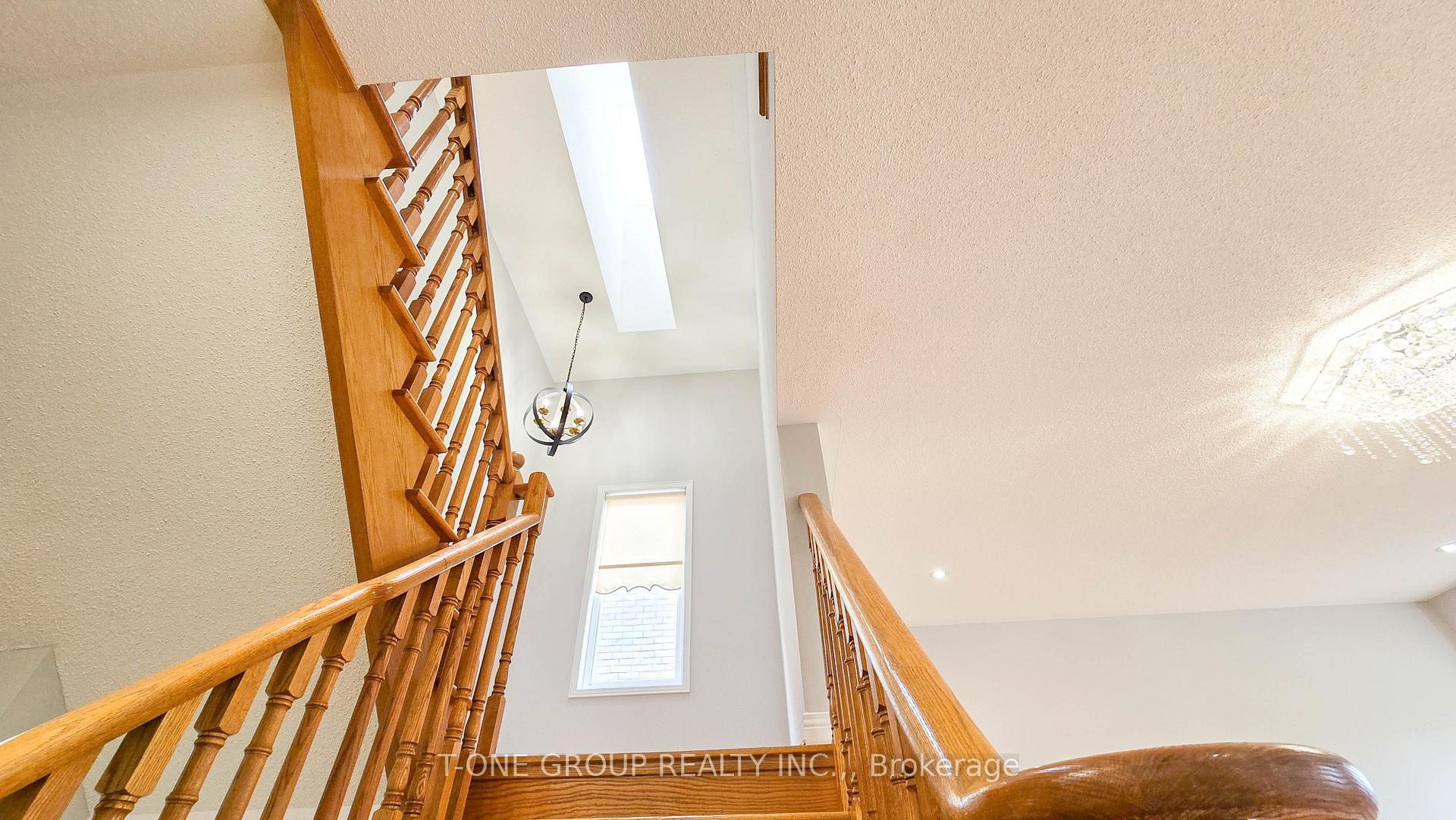 Photo 13 of 106 Castleglen Boulevard, Markham, Berczy — HOMEH