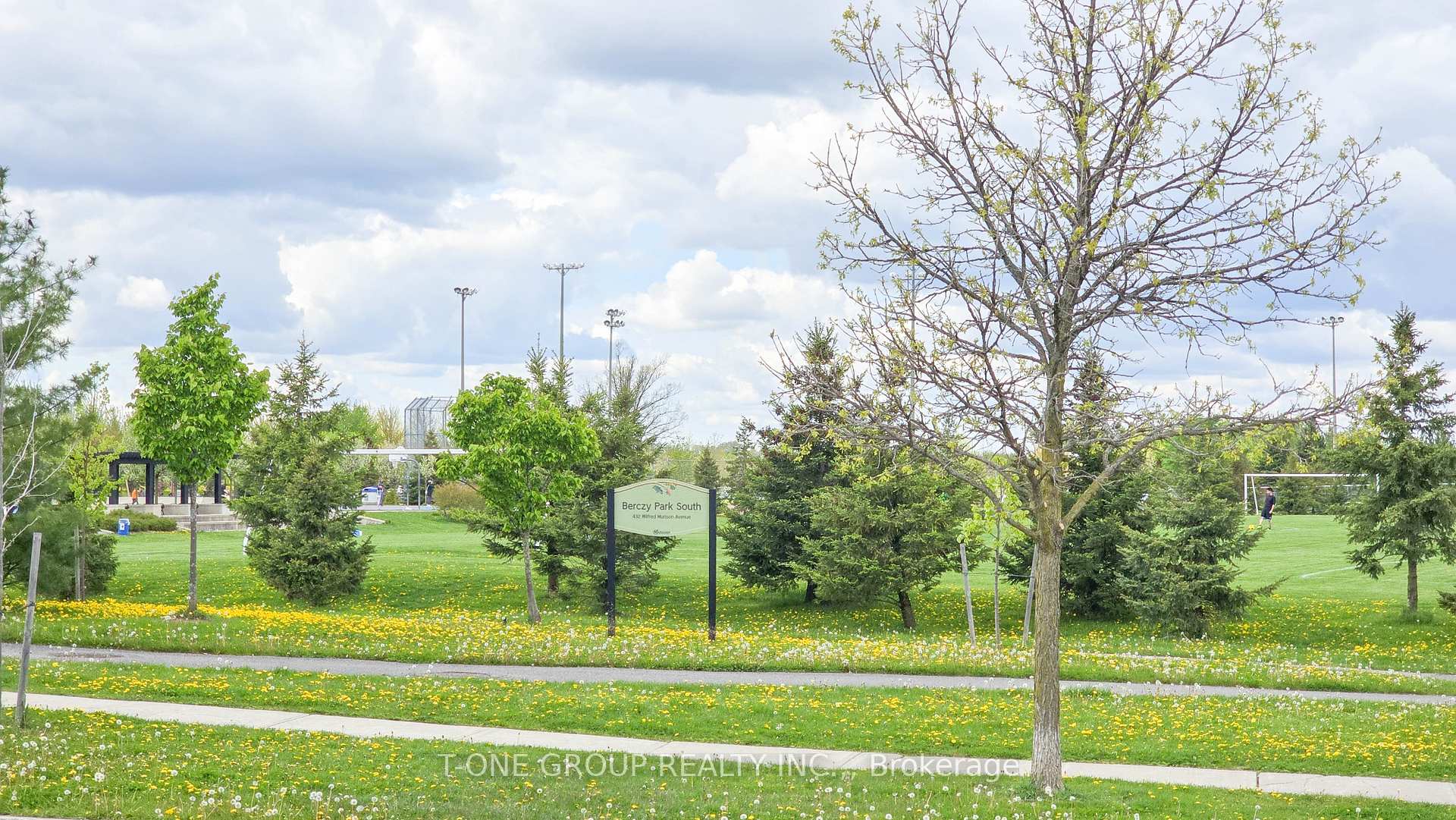 Photo 37 of 106 Castleglen Boulevard, Markham, Berczy — HOMEH