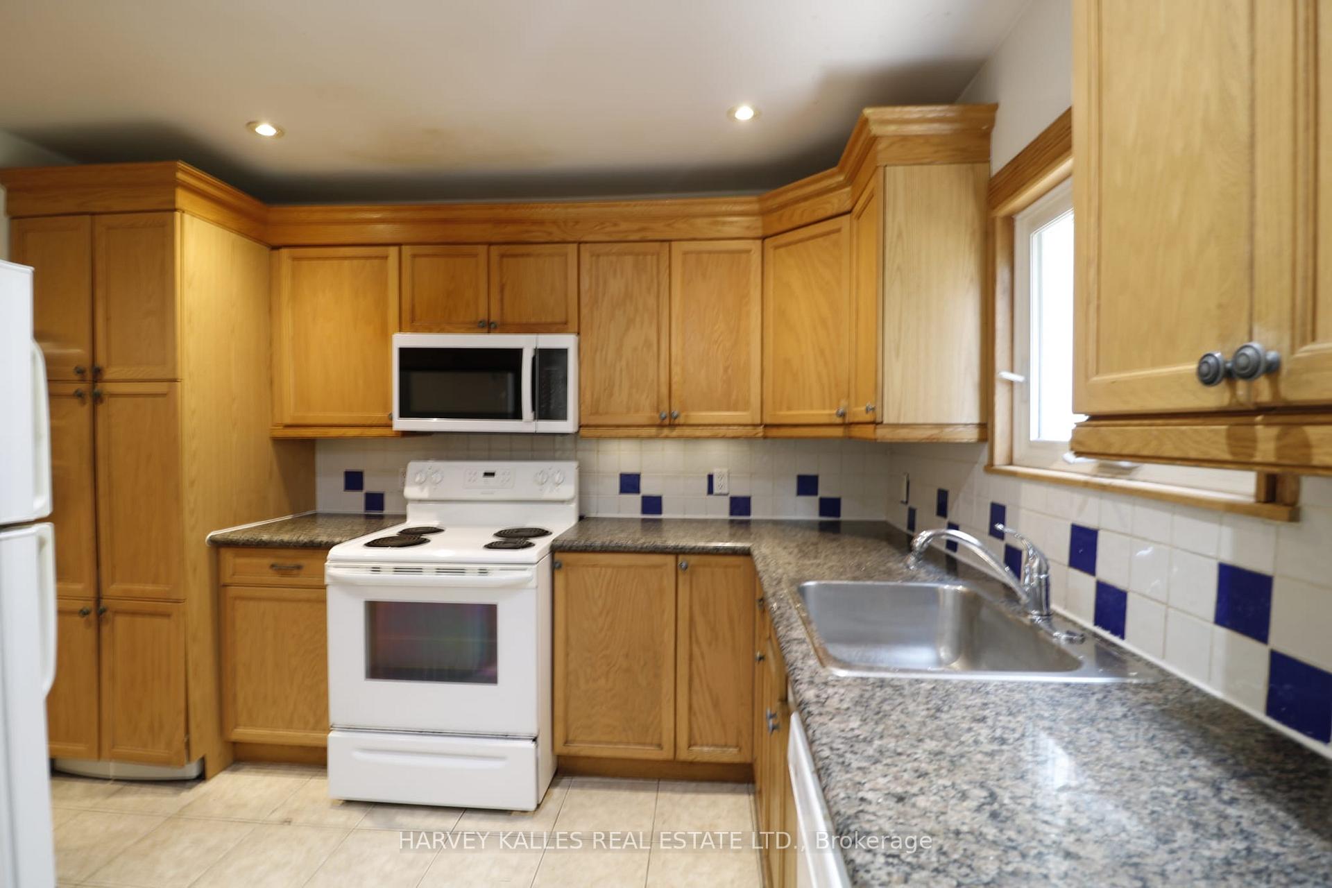 Photo 8 of Unit Main, 6 Poplar Plains Crescent, Toronto, Casa Loma — HOMEH