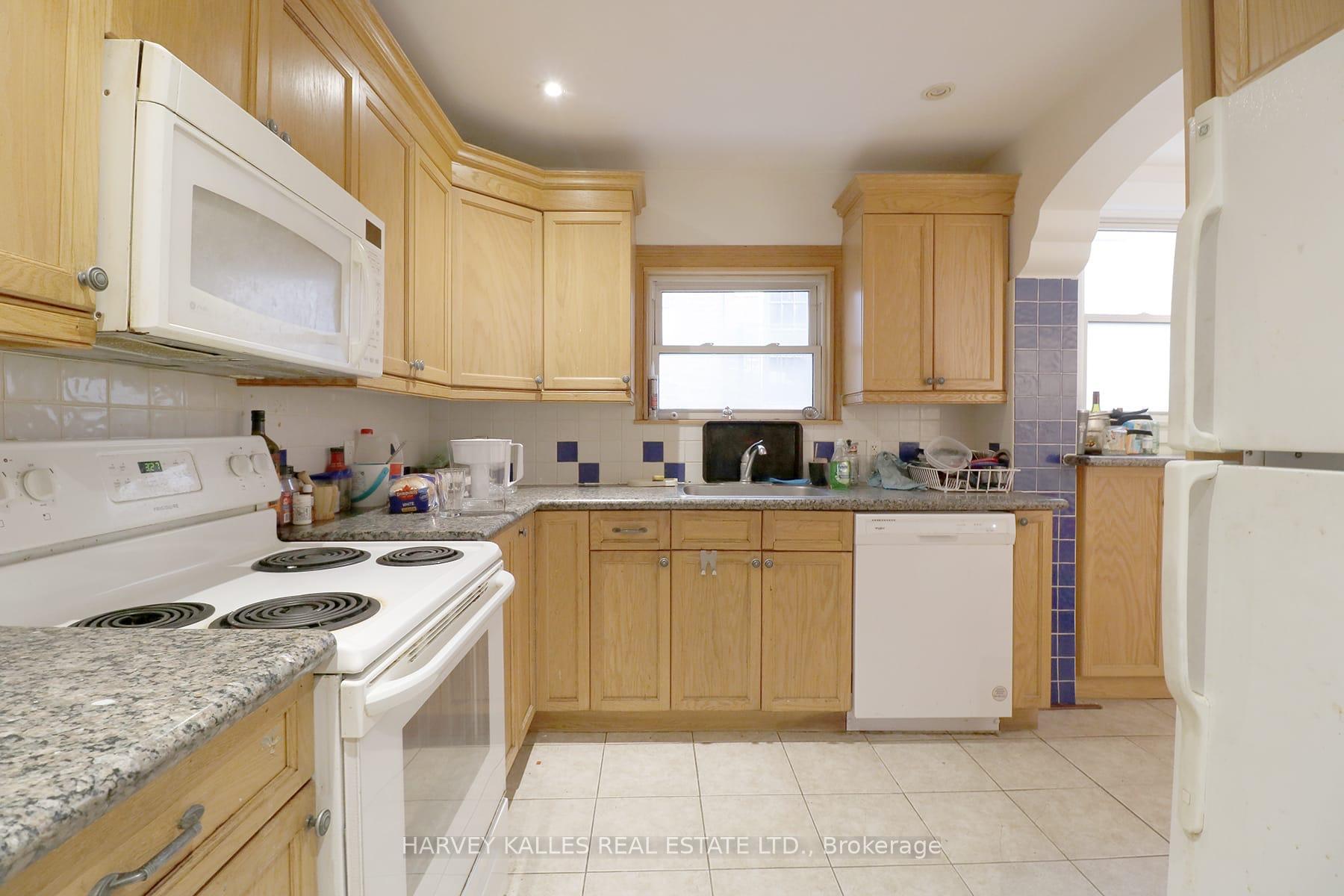 Photo 9 of Unit Main, 6 Poplar Plains Crescent, Toronto, Casa Loma — HOMEH