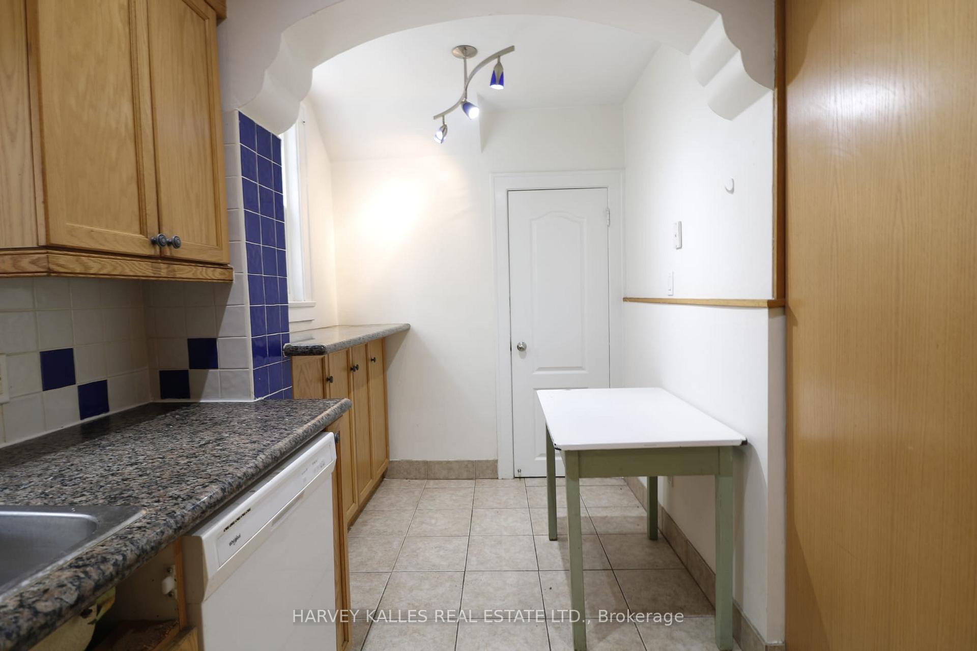 Photo 10 of Unit Main, 6 Poplar Plains Crescent, Toronto, Casa Loma — HOMEH